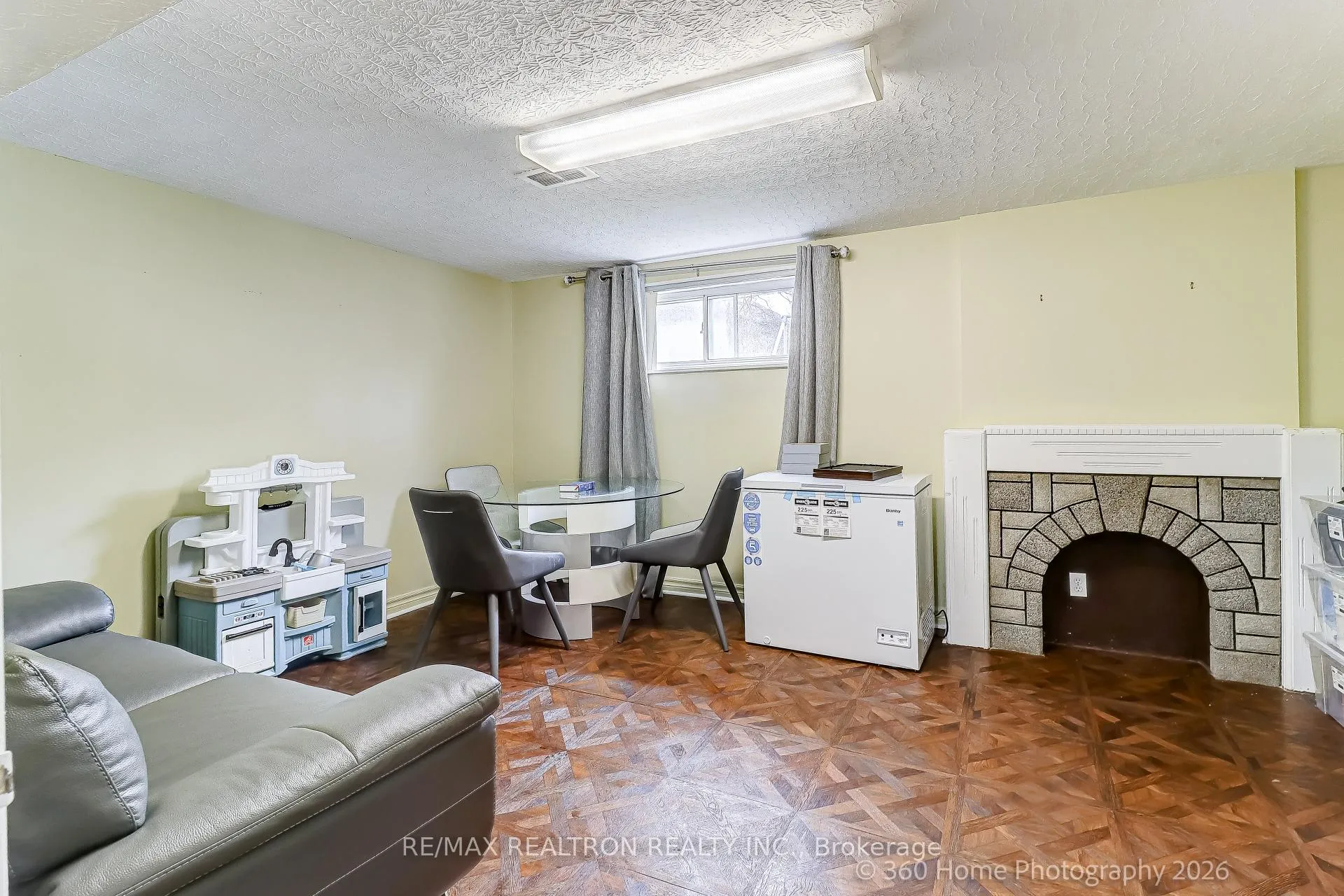 Photo 20 of 45 Frontenac Drive, Toronto, Bedford Park-Nortown — HOMEH