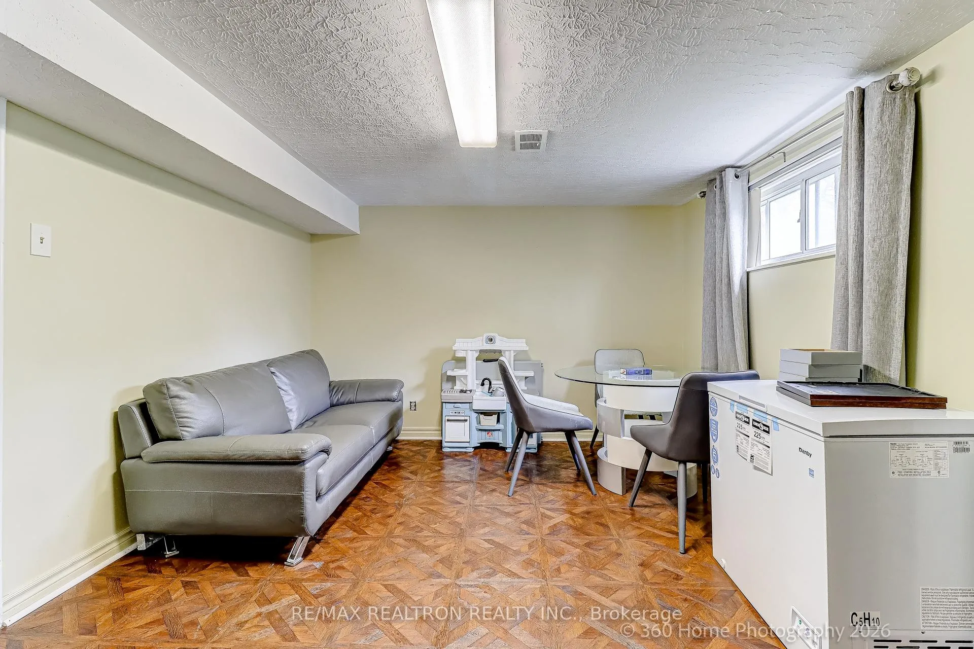 Photo 23 of 45 Frontenac Drive, Toronto, Bedford Park-Nortown — HOMEH