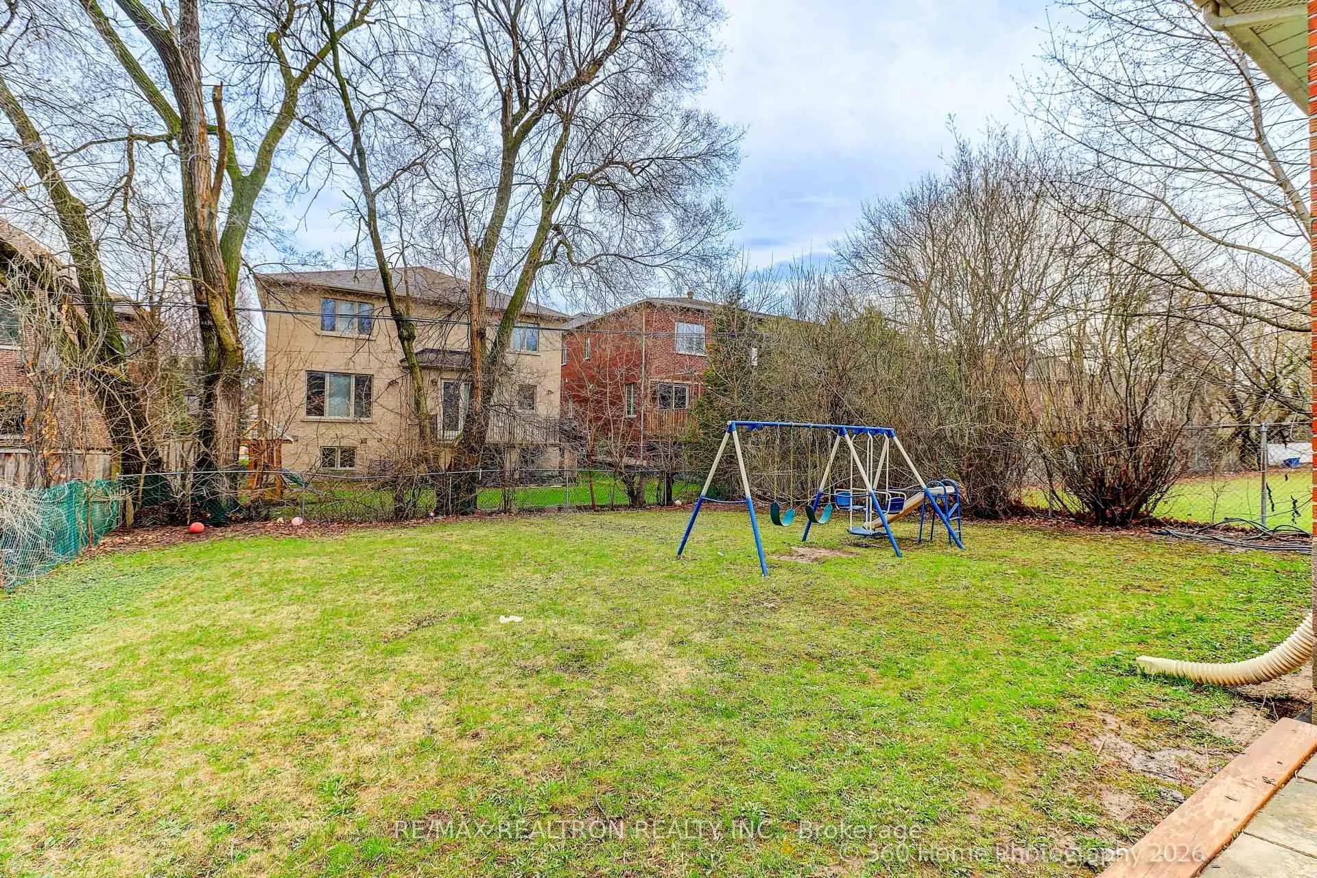 Photo 24 of 45 Frontenac Drive, Toronto, Bedford Park-Nortown — HOMEH