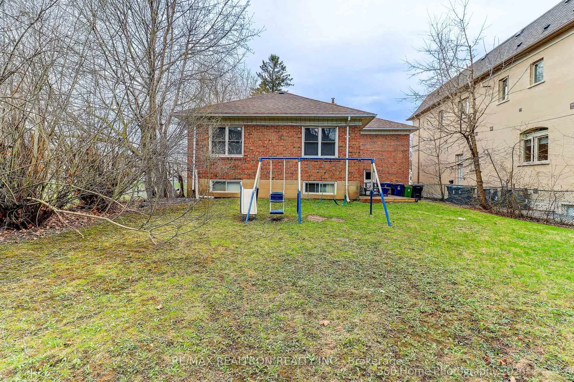 Photo 25 of 45 Frontenac Drive, Toronto, Bedford Park-Nortown — HOMEH