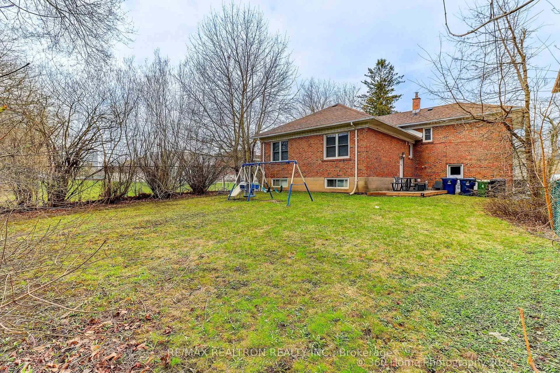 Photo 26 of 45 Frontenac Drive, Toronto, Bedford Park-Nortown — HOMEH