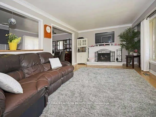 Photo 3 of Unit Upper, 325 Cochrane Street, Whitby, Downtown Whitby — HOMEH