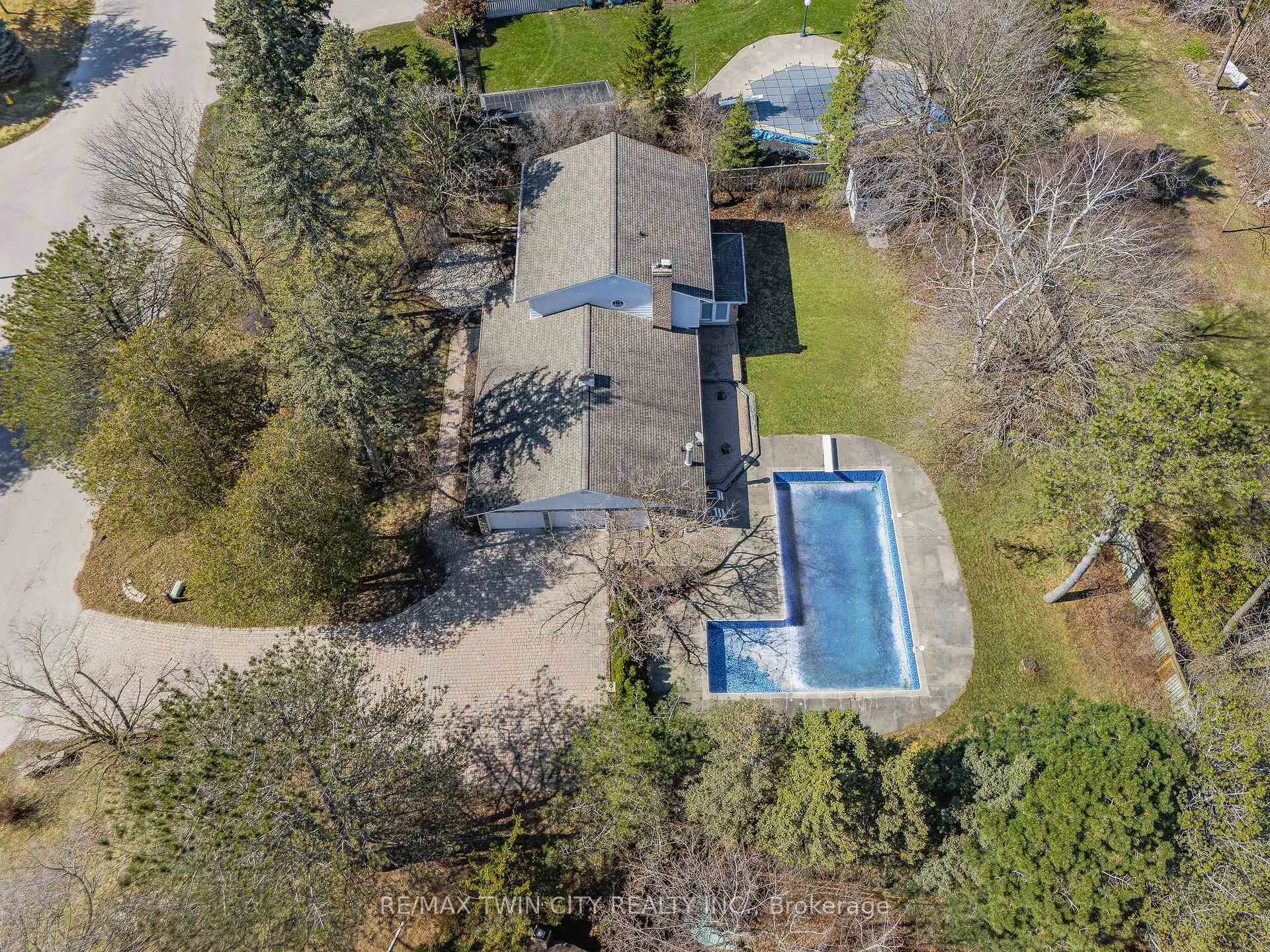 Photo 3 of 339 Green Acres Drive, Waterloo — HOMEH