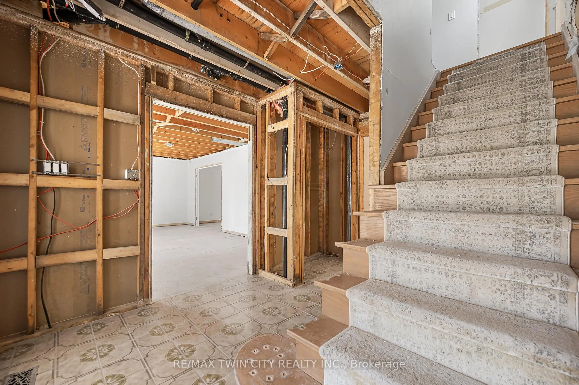 Photo 9 of 339 Green Acres Drive, Waterloo — HOMEH
