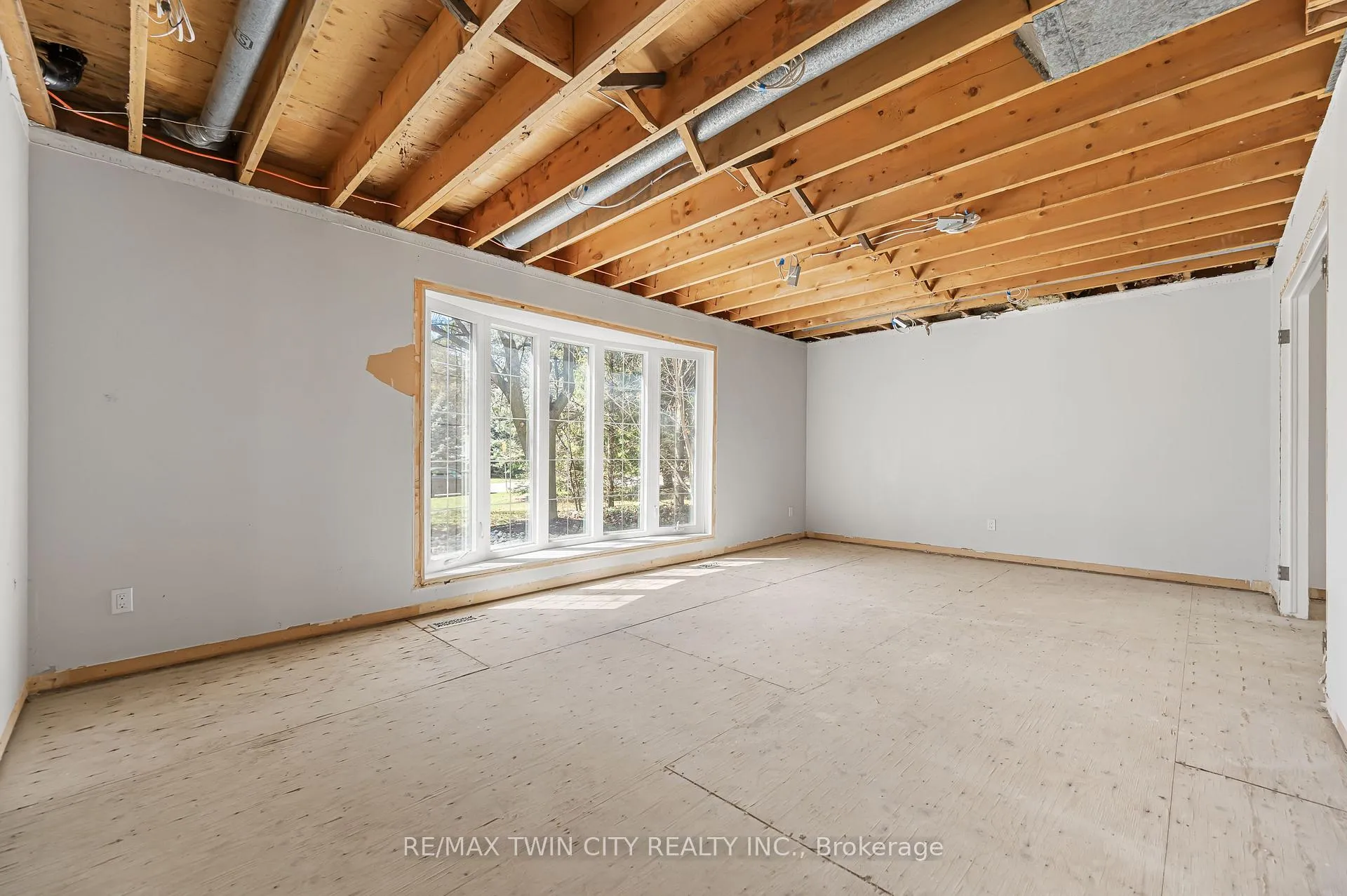 Photo 10 of 339 Green Acres Drive, Waterloo — HOMEH
