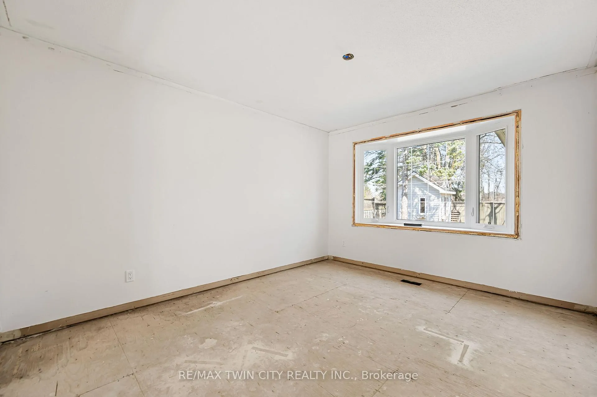 Photo 13 of 339 Green Acres Drive, Waterloo — HOMEH
