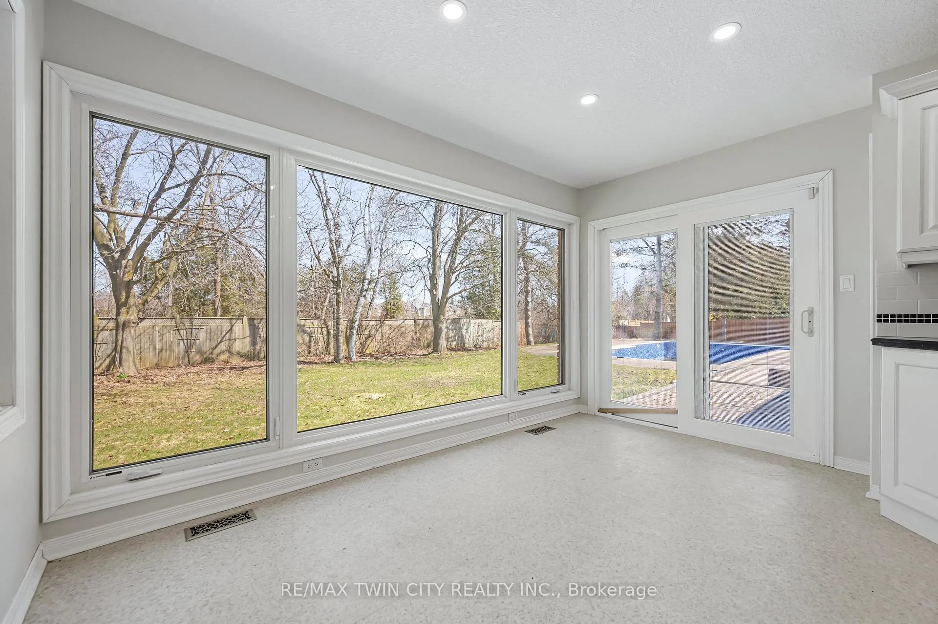 Photo 17 of 339 Green Acres Drive, Waterloo — HOMEH