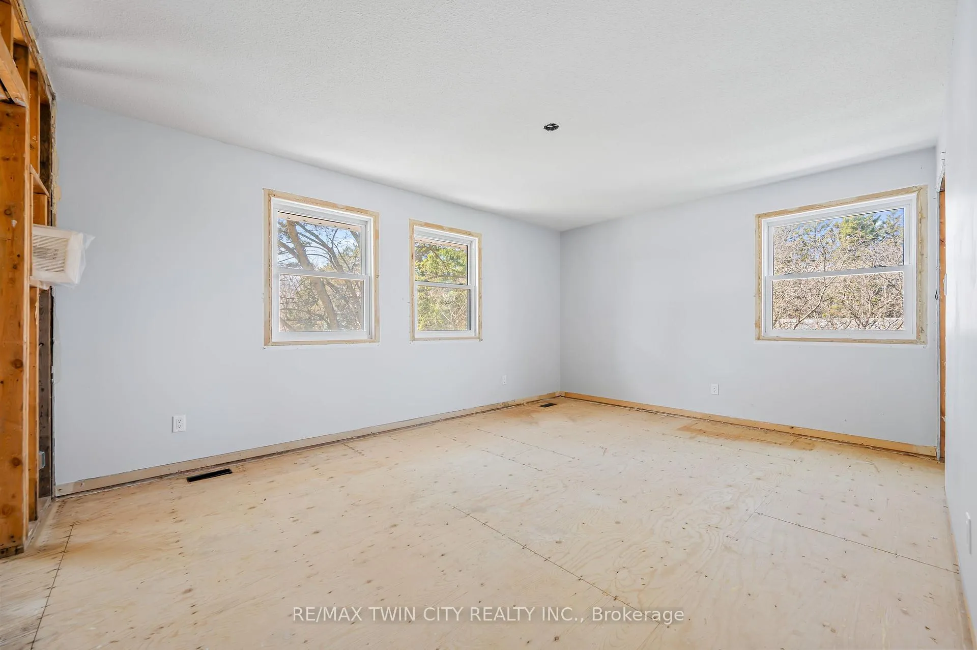 Photo 32 of 339 Green Acres Drive, Waterloo — HOMEH