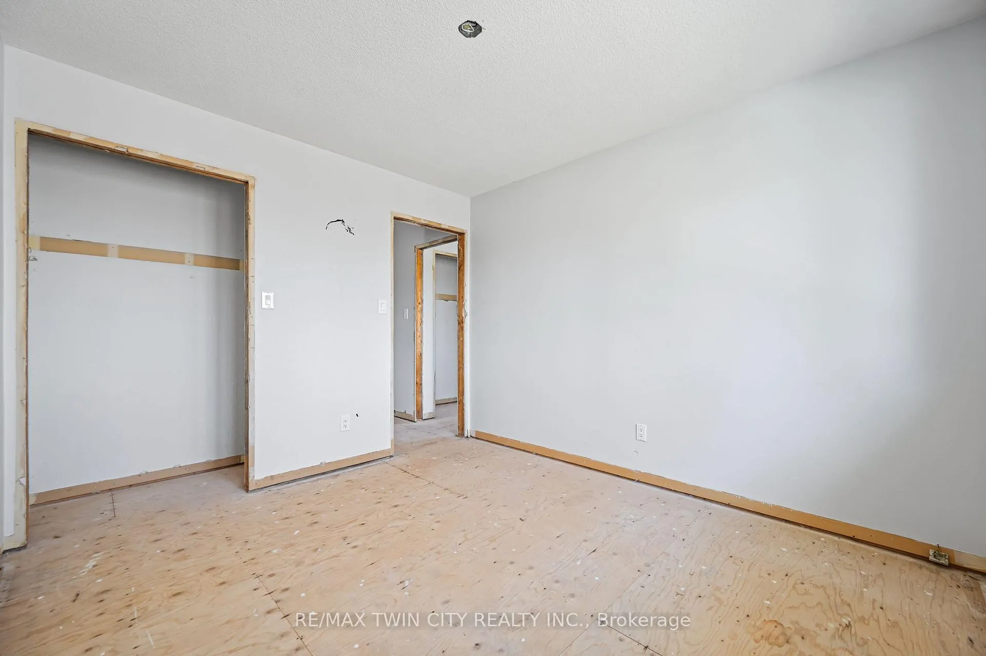 Photo 37 of 339 Green Acres Drive, Waterloo — HOMEH