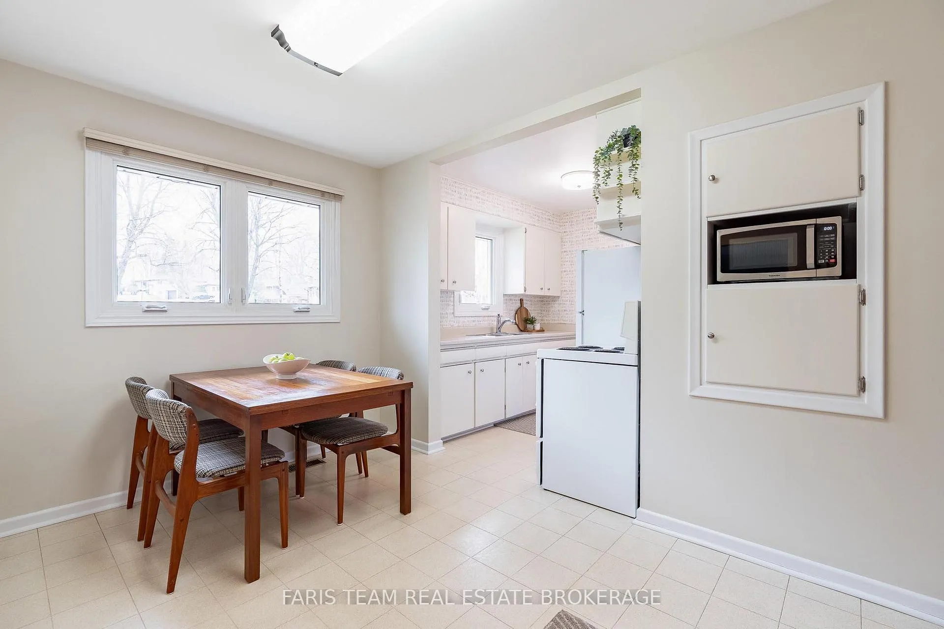 Photo 5 of 12 Marion Crescent, Barrie, Wellington — HOMEH