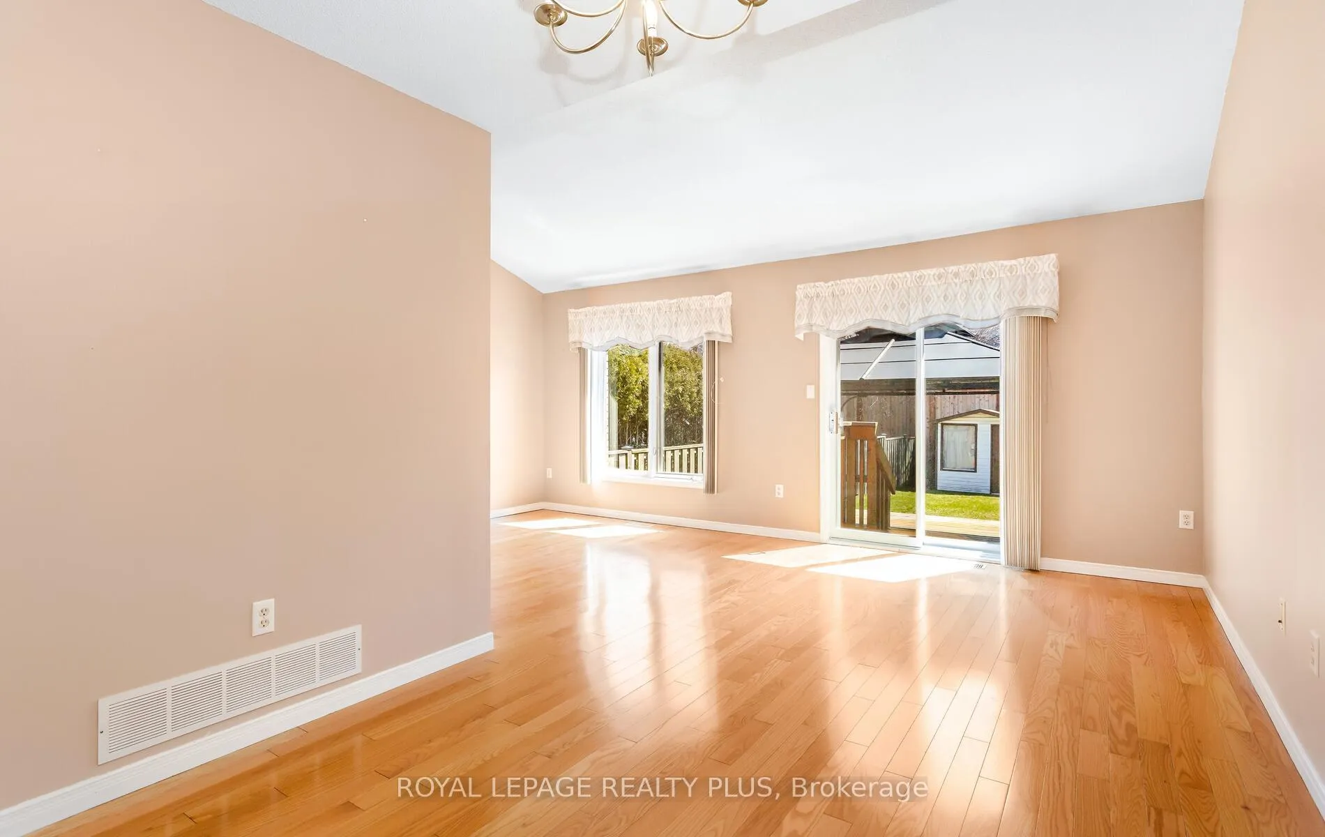 Photo 5 of 1239 Blanshard Drive, Burlington, Tansley — HOMEH
