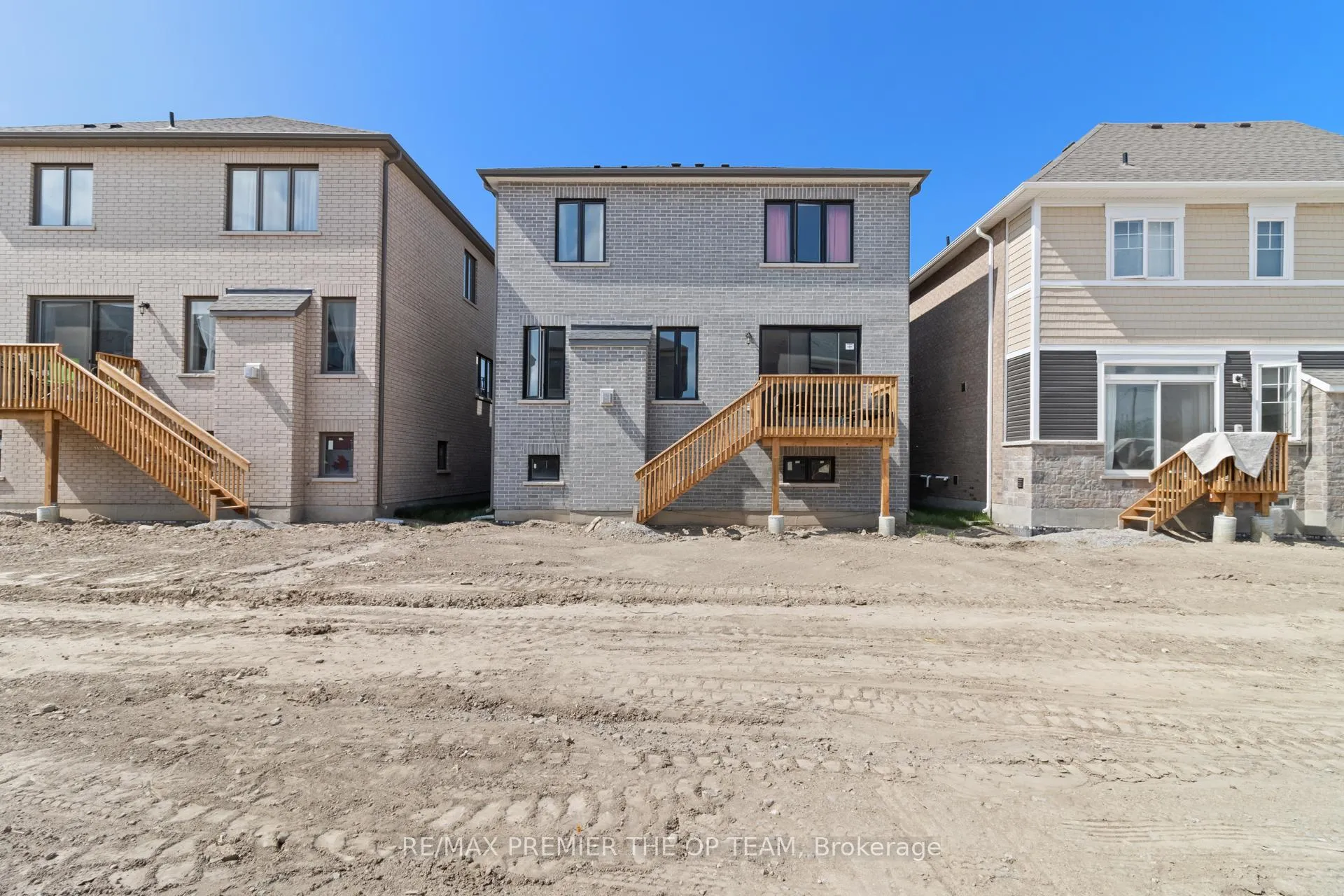 Photo 36 of 655 Newlove Street, Innisfil, Rural Innisfil — HOMEH