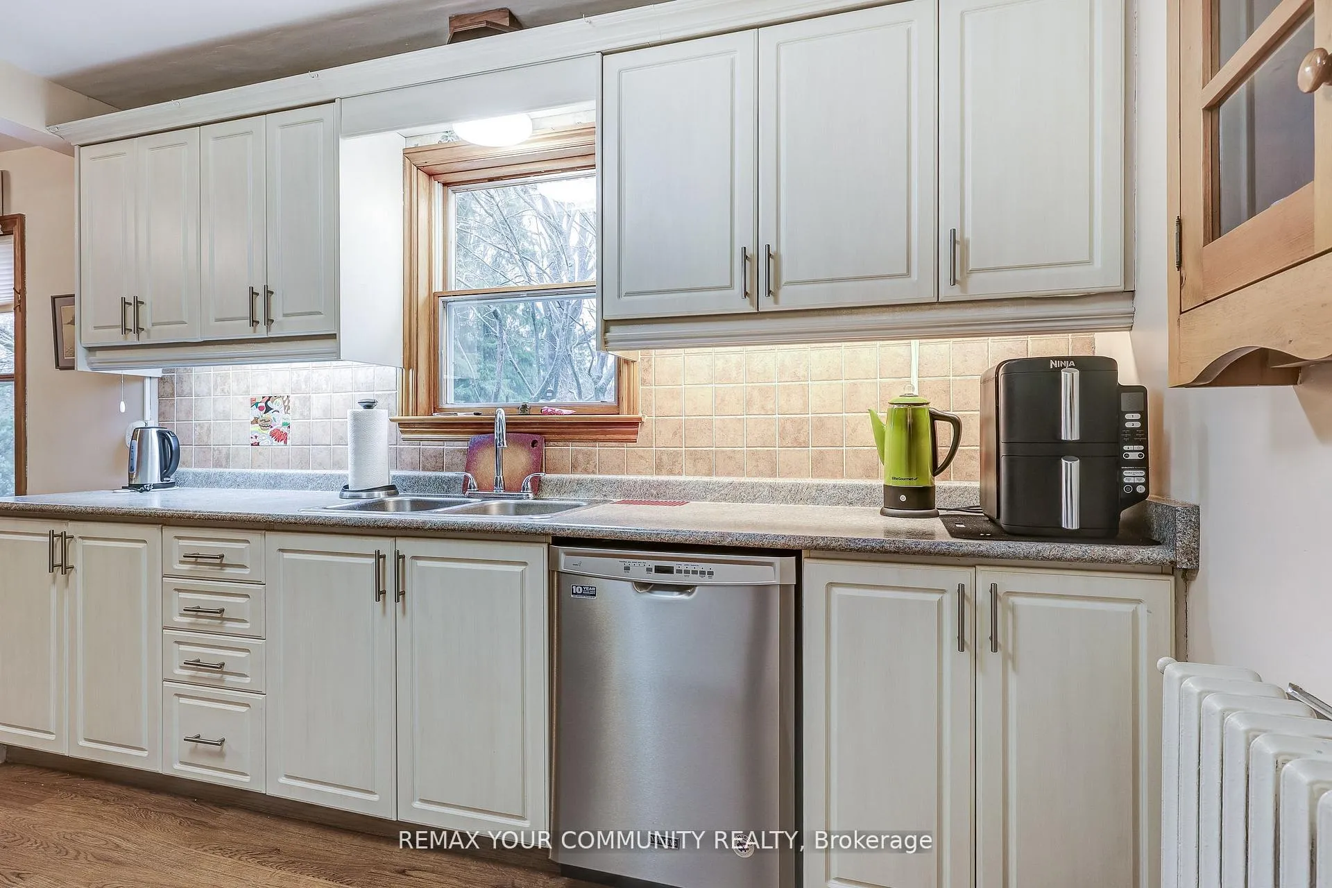 Photo 13 of 30 Dunning Avenue, Aurora, Aurora Village — HOMEH