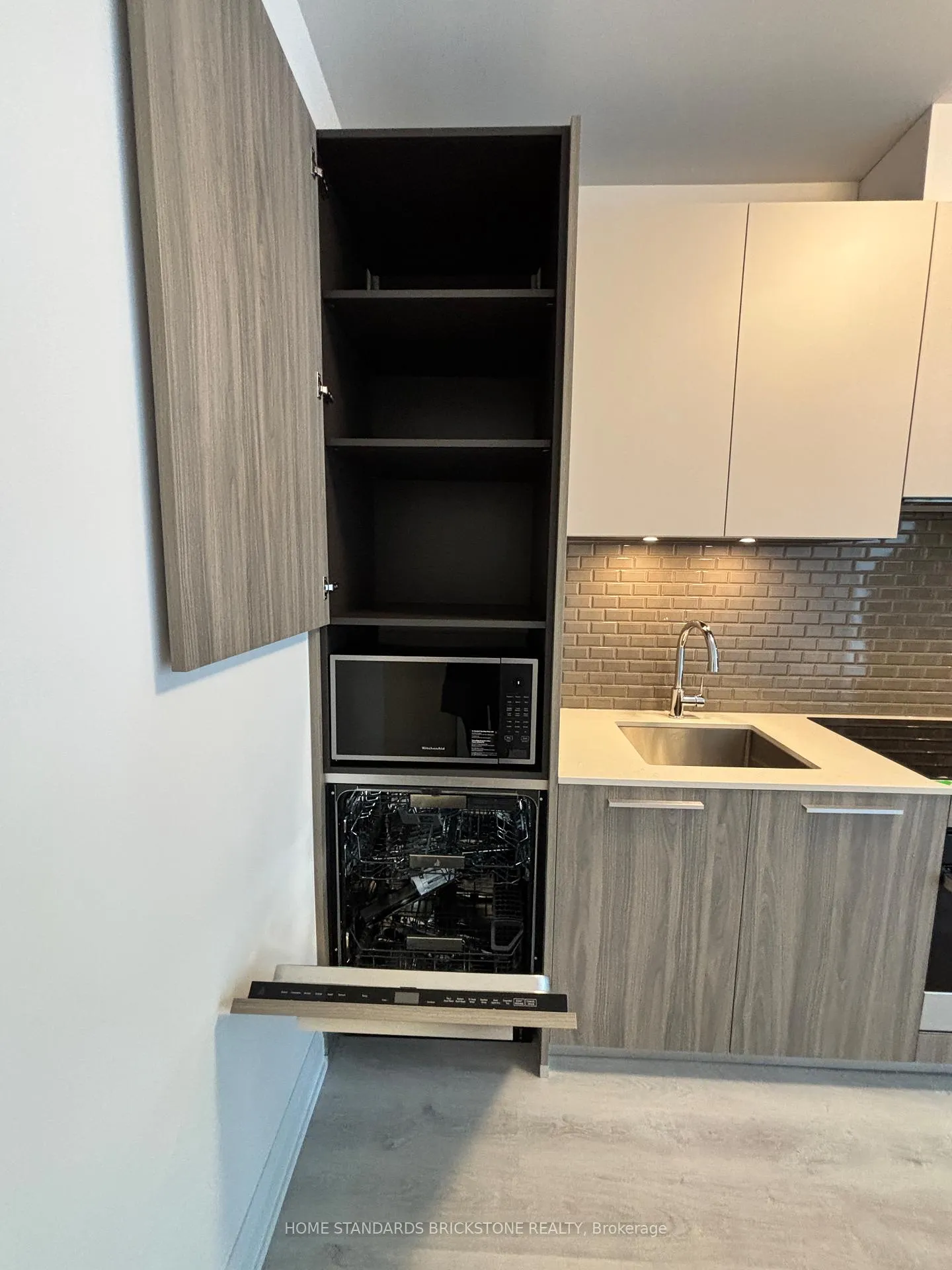 Photo 8 of Unit 3509, 65 Broadway Avenue, Toronto, Mount Pleasant West — HOMEH