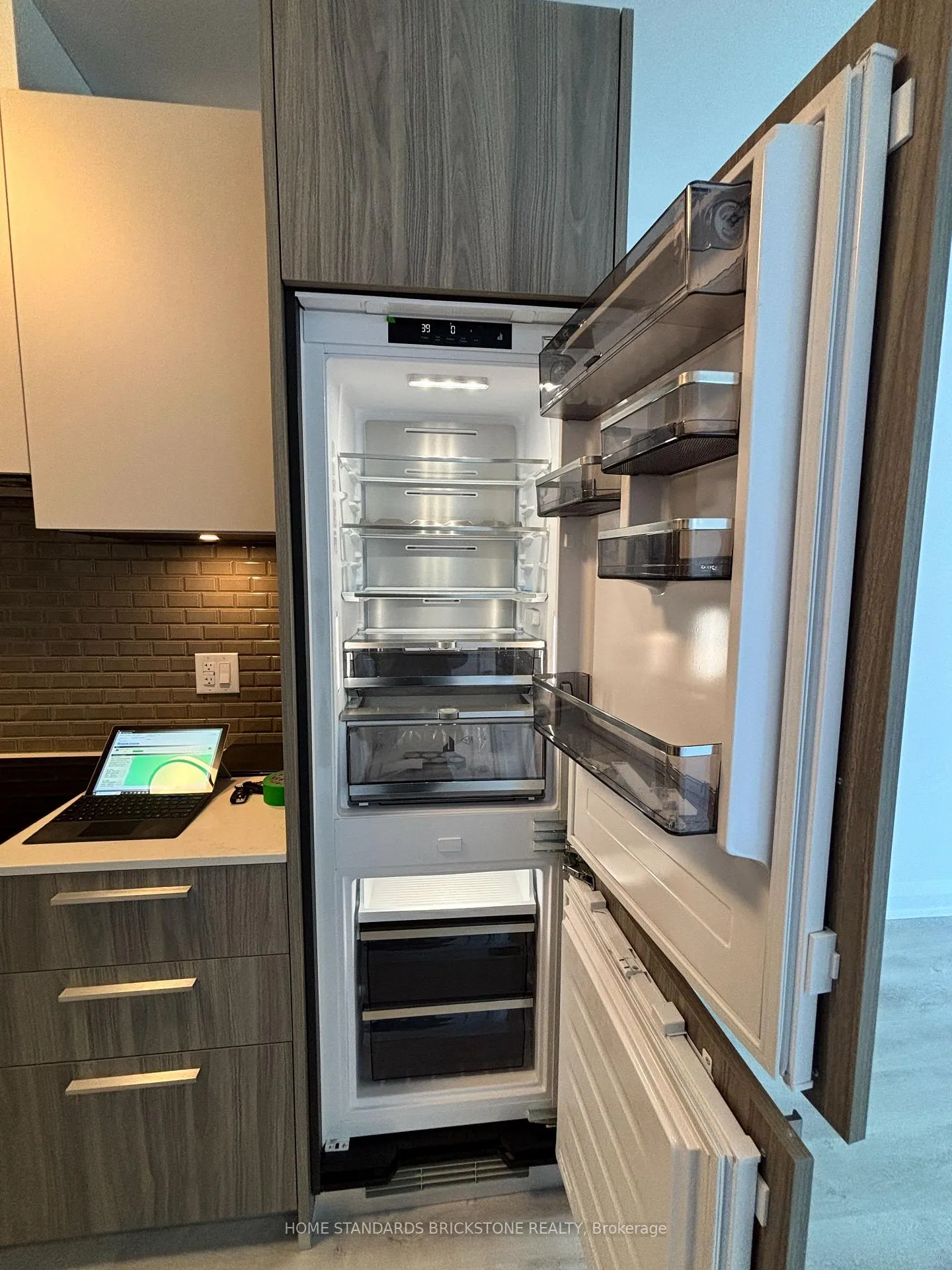 Photo 10 of Unit 3509, 65 Broadway Avenue, Toronto, Mount Pleasant West — HOMEH