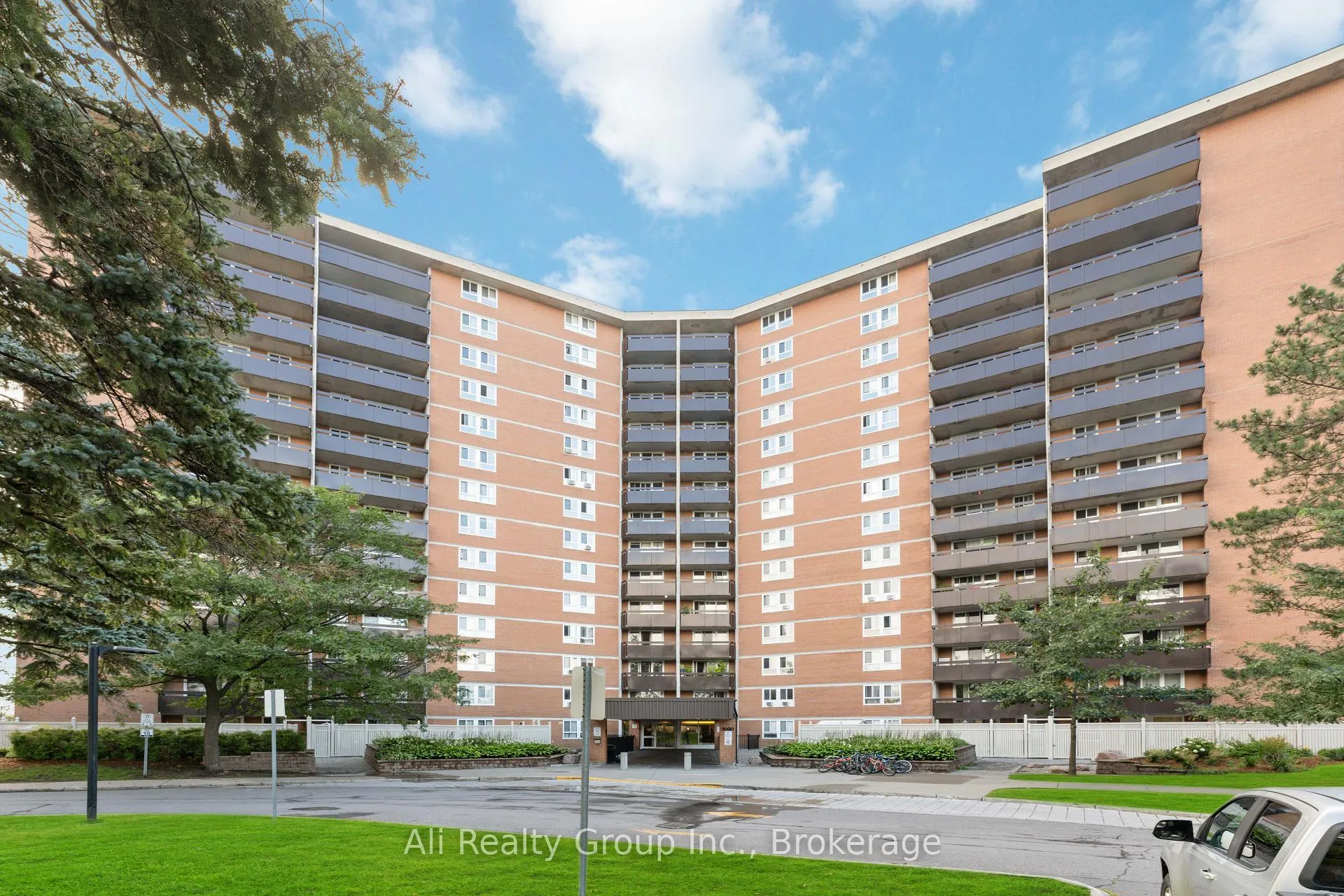 Front of Unit 1218, 2020 Jasmine Crescent