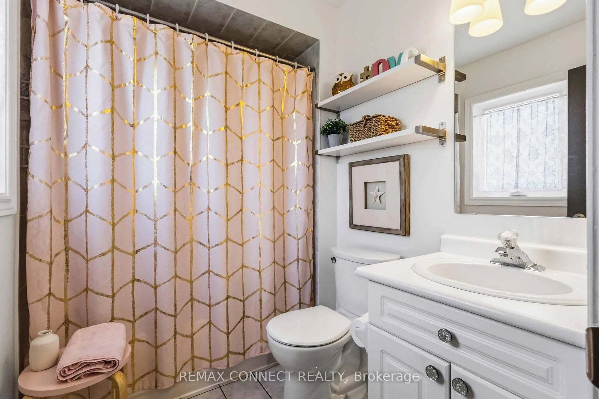 Photo 22 of 37 Duggan Avenue, Whitby, Brooklin — HOMEH