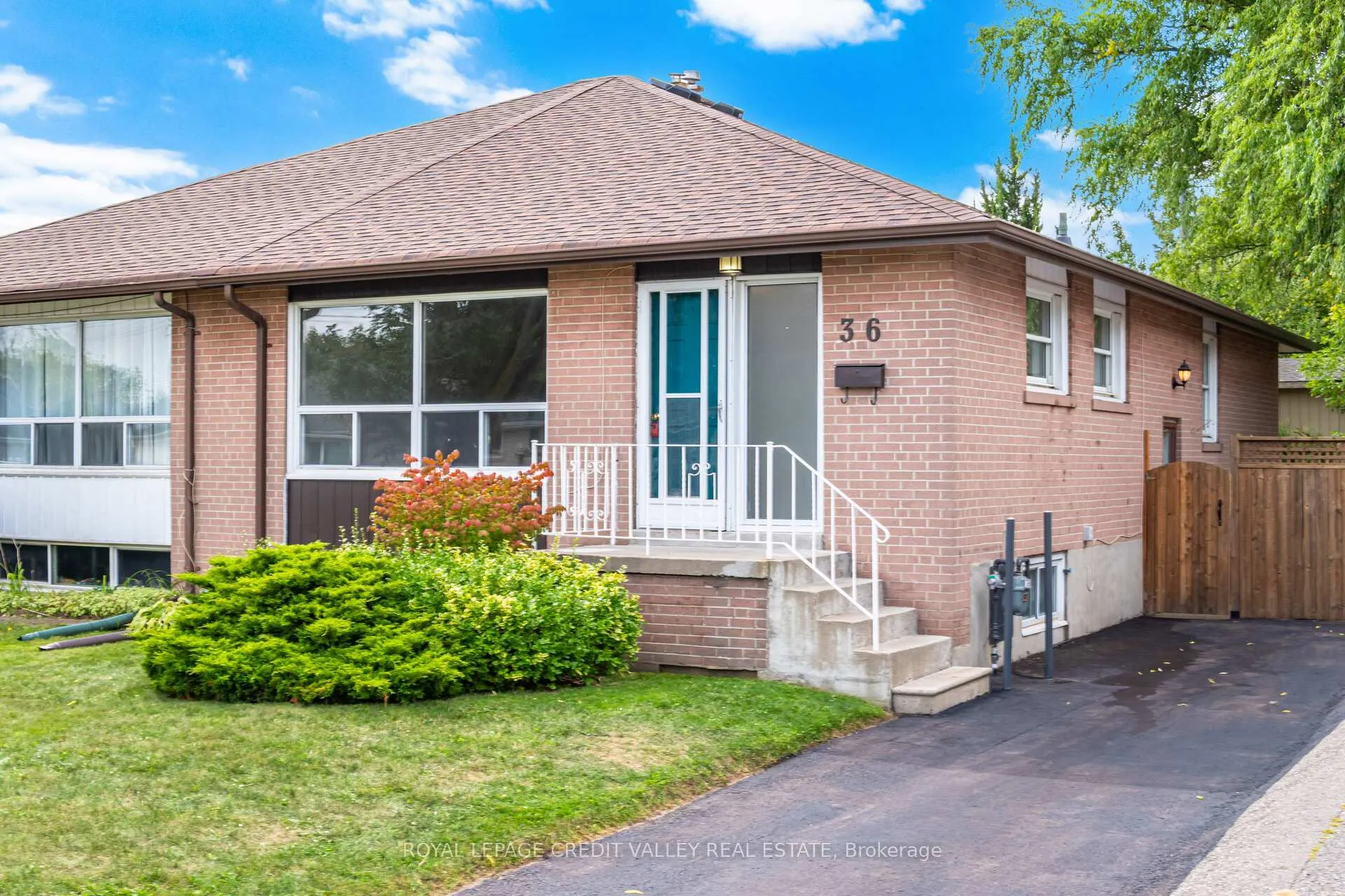 Photo 3 of 36 Autumn Boulevard, Brampton, Avondale — HOMEH