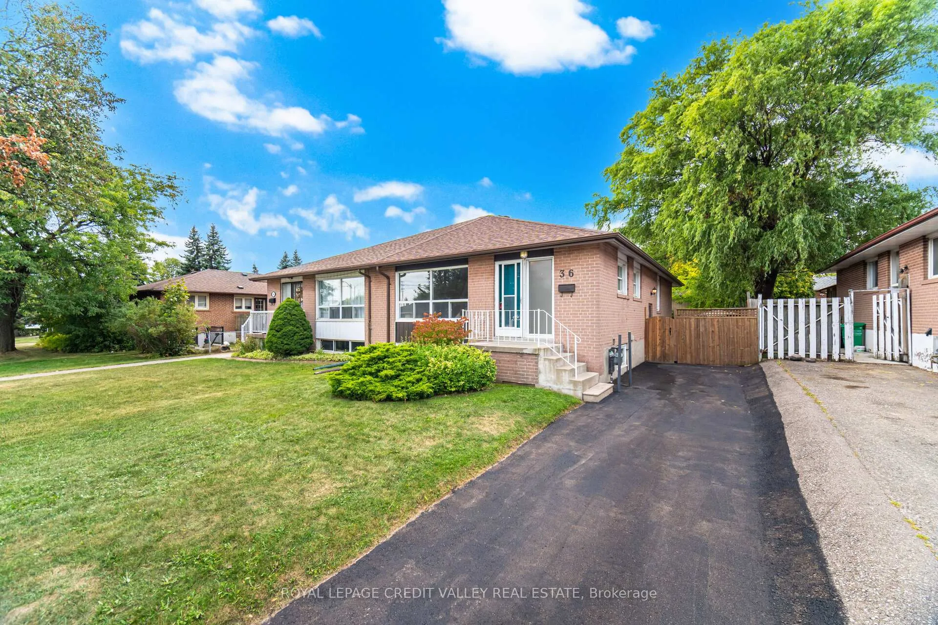 Photo 4 of 36 Autumn Boulevard, Brampton, Avondale — HOMEH