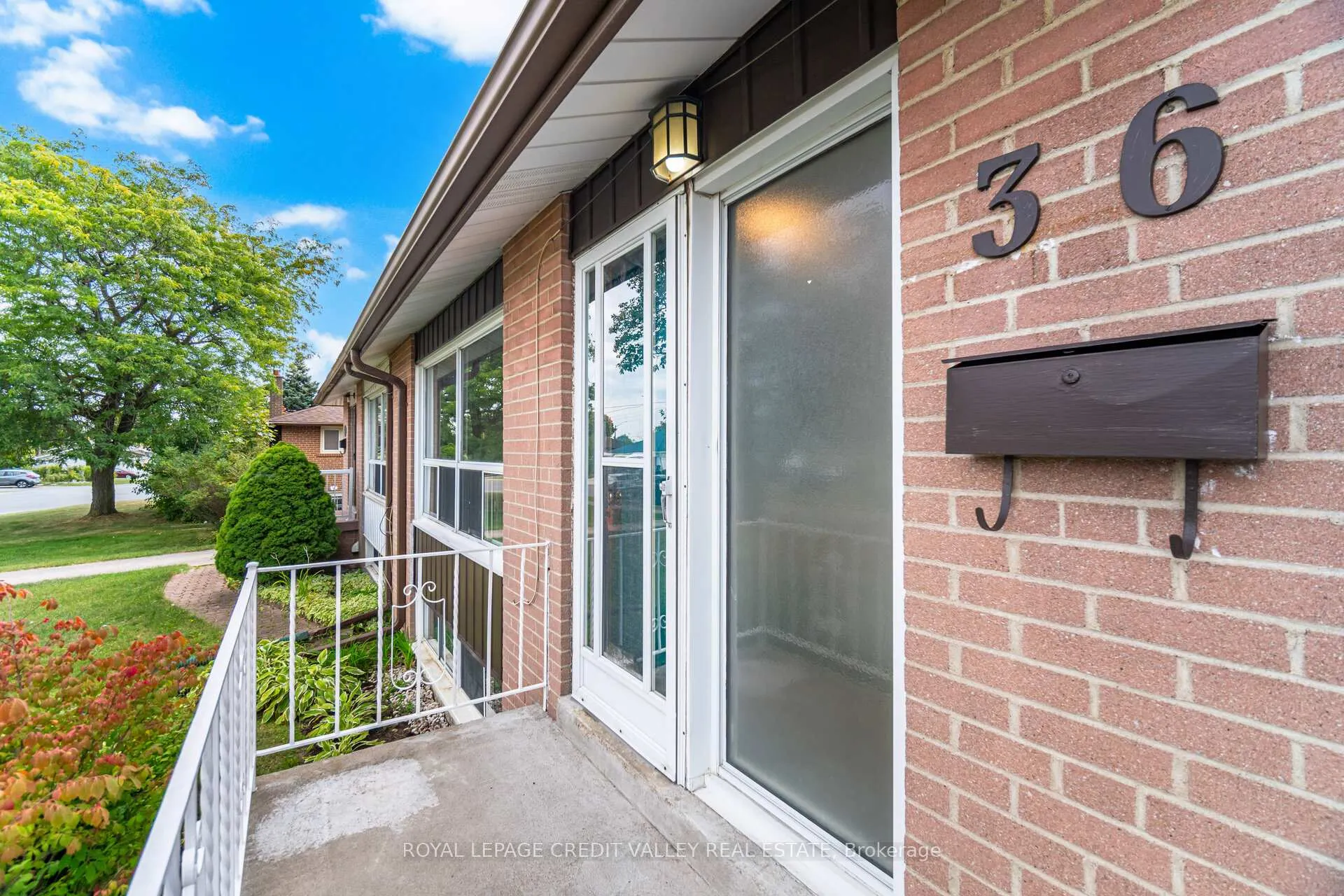 Photo 5 of 36 Autumn Boulevard, Brampton, Avondale — HOMEH