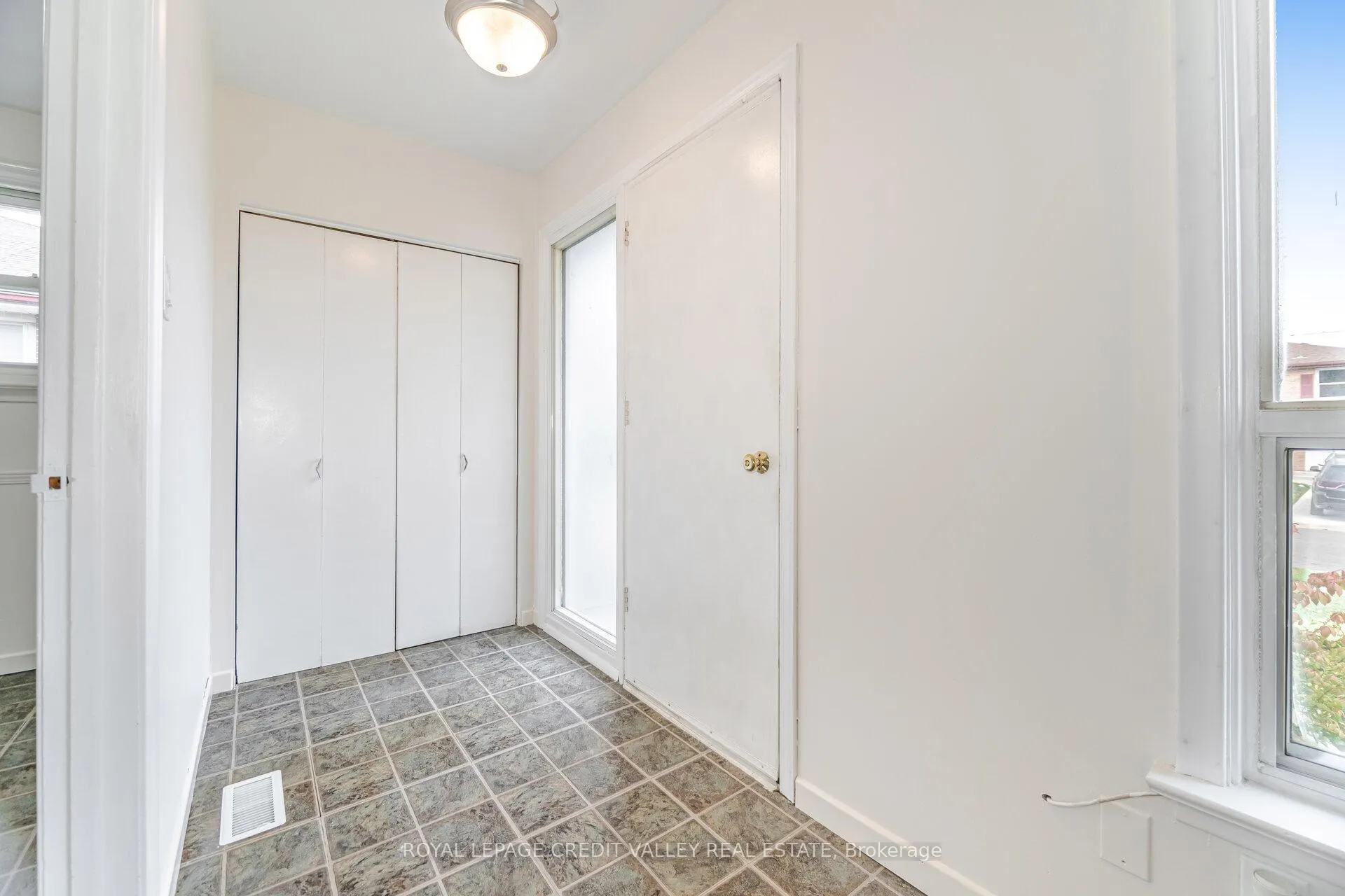 Photo 6 of 36 Autumn Boulevard, Brampton, Avondale — HOMEH