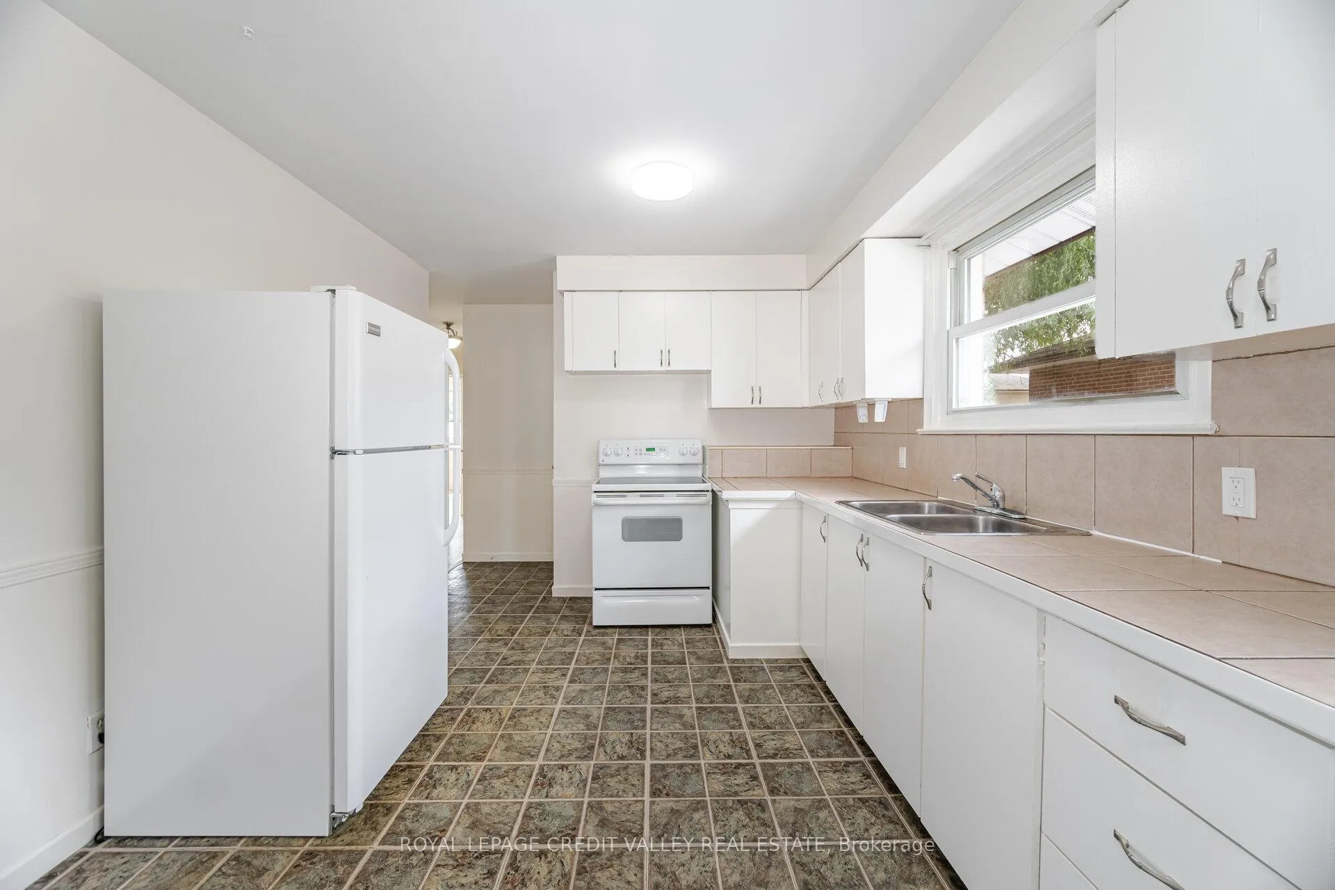 Photo 10 of 36 Autumn Boulevard, Brampton, Avondale — HOMEH