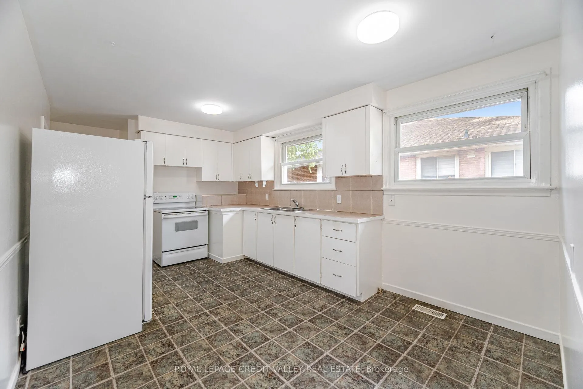 Photo 11 of 36 Autumn Boulevard, Brampton, Avondale — HOMEH