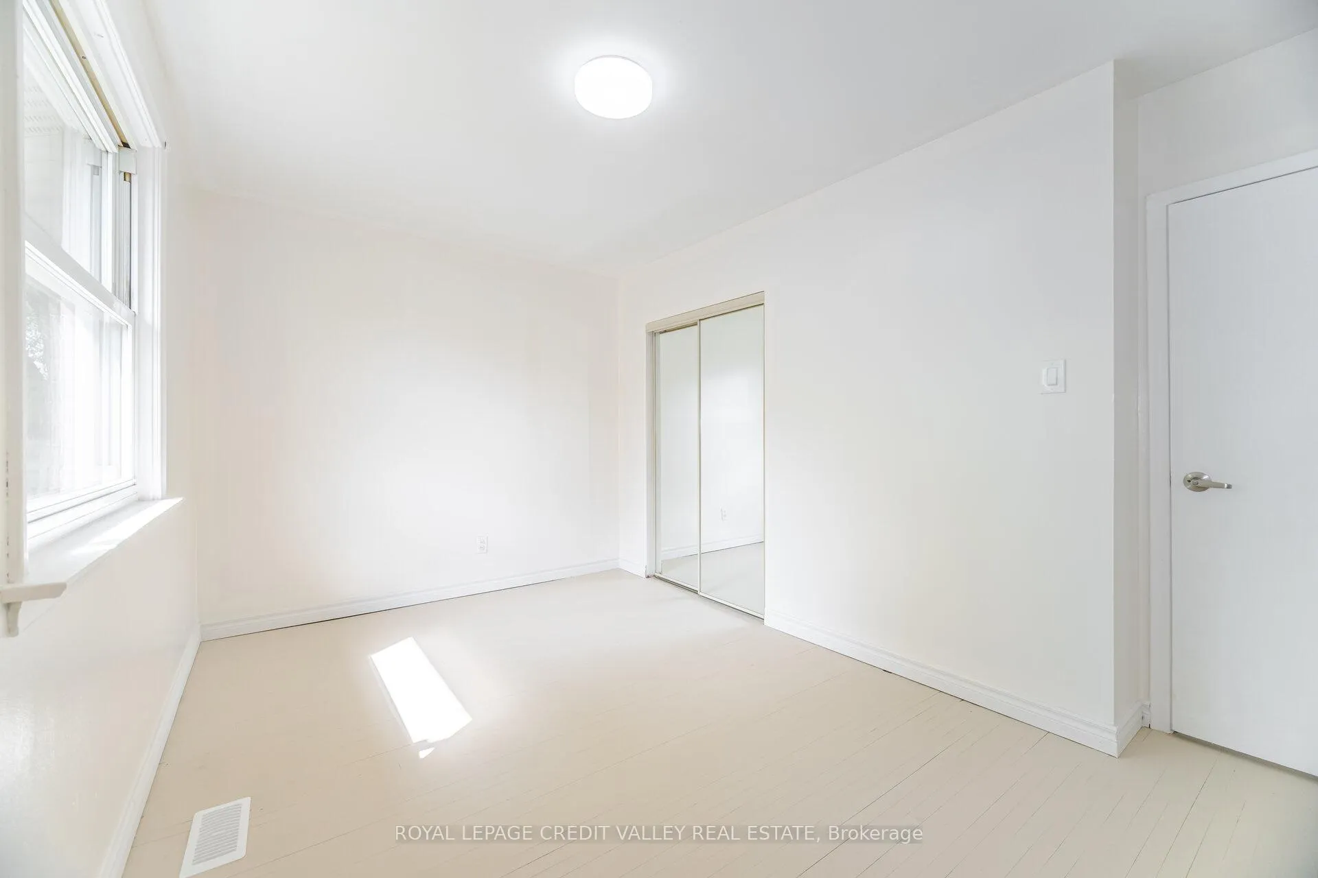 Photo 13 of 36 Autumn Boulevard, Brampton, Avondale — HOMEH