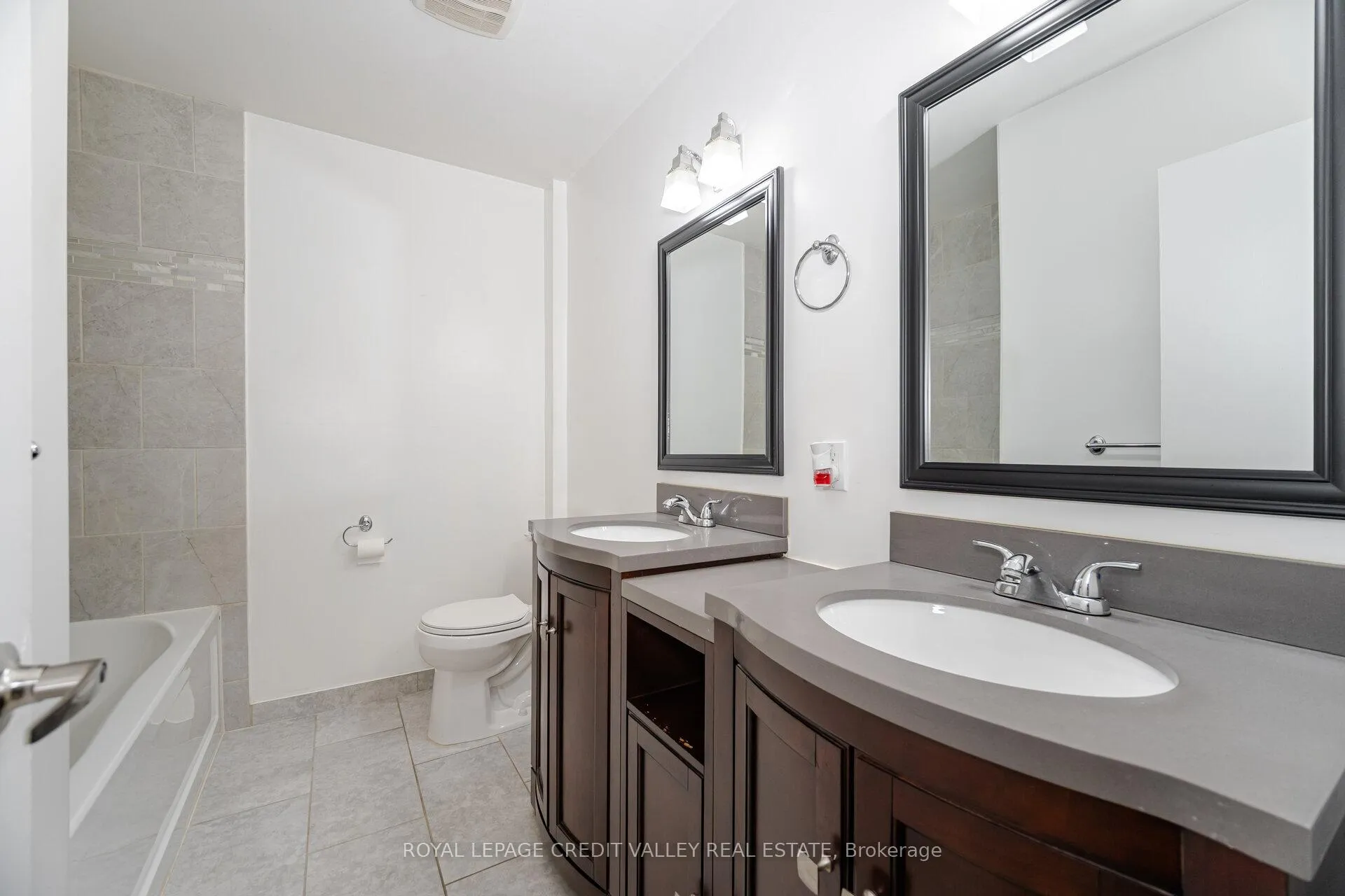 Photo 18 of 36 Autumn Boulevard, Brampton, Avondale — HOMEH