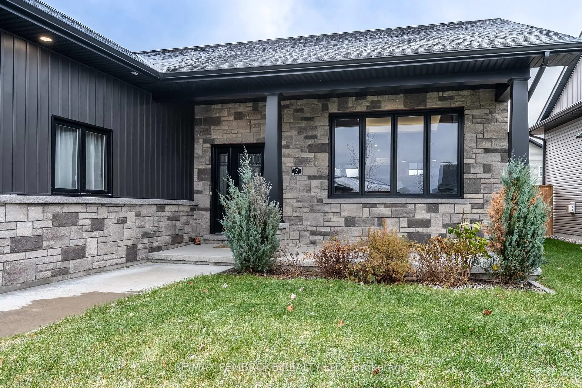 Photo 2 of 7 Drew Street, Petawawa — HOMEH