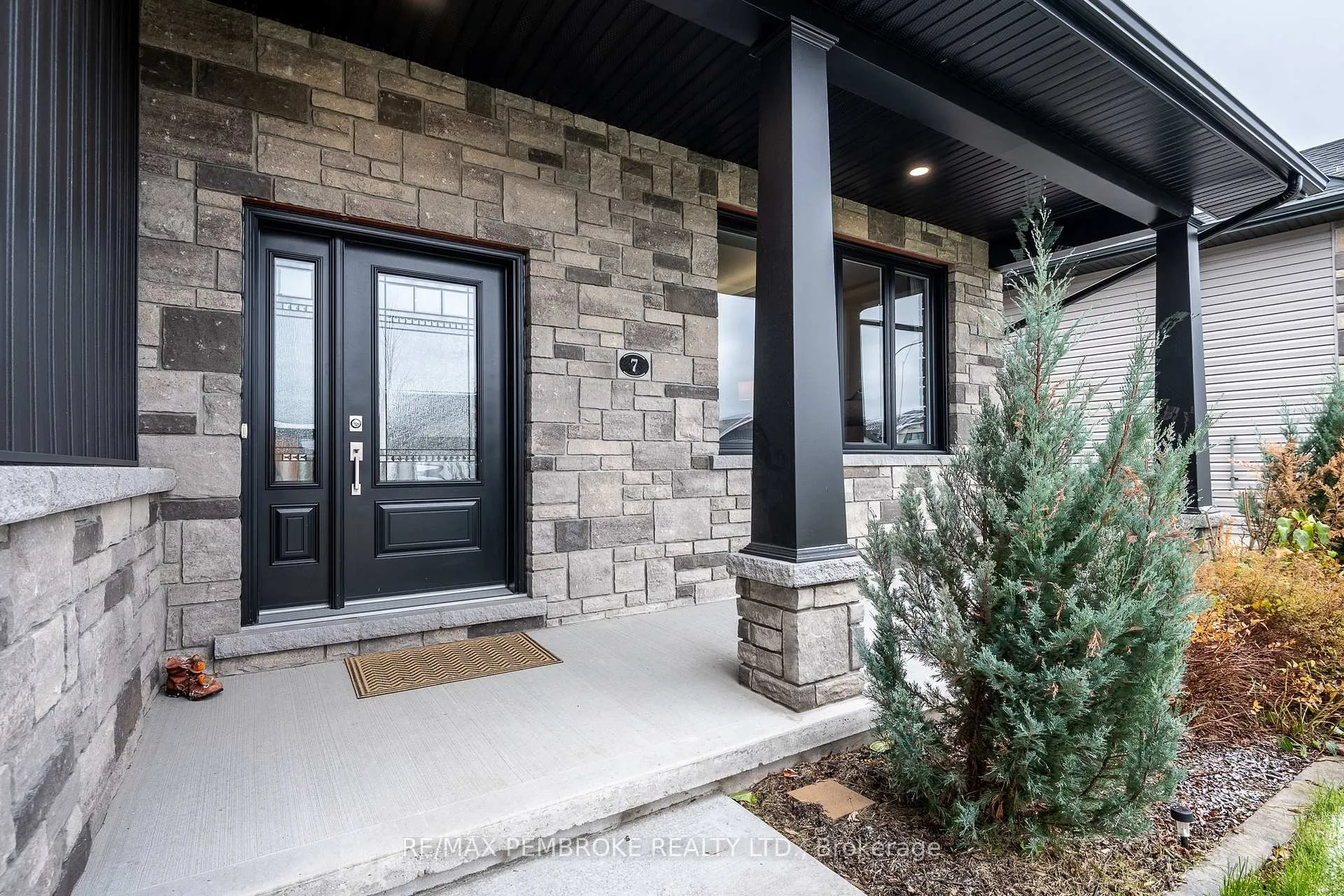 Photo 3 of 7 Drew Street, Petawawa — HOMEH