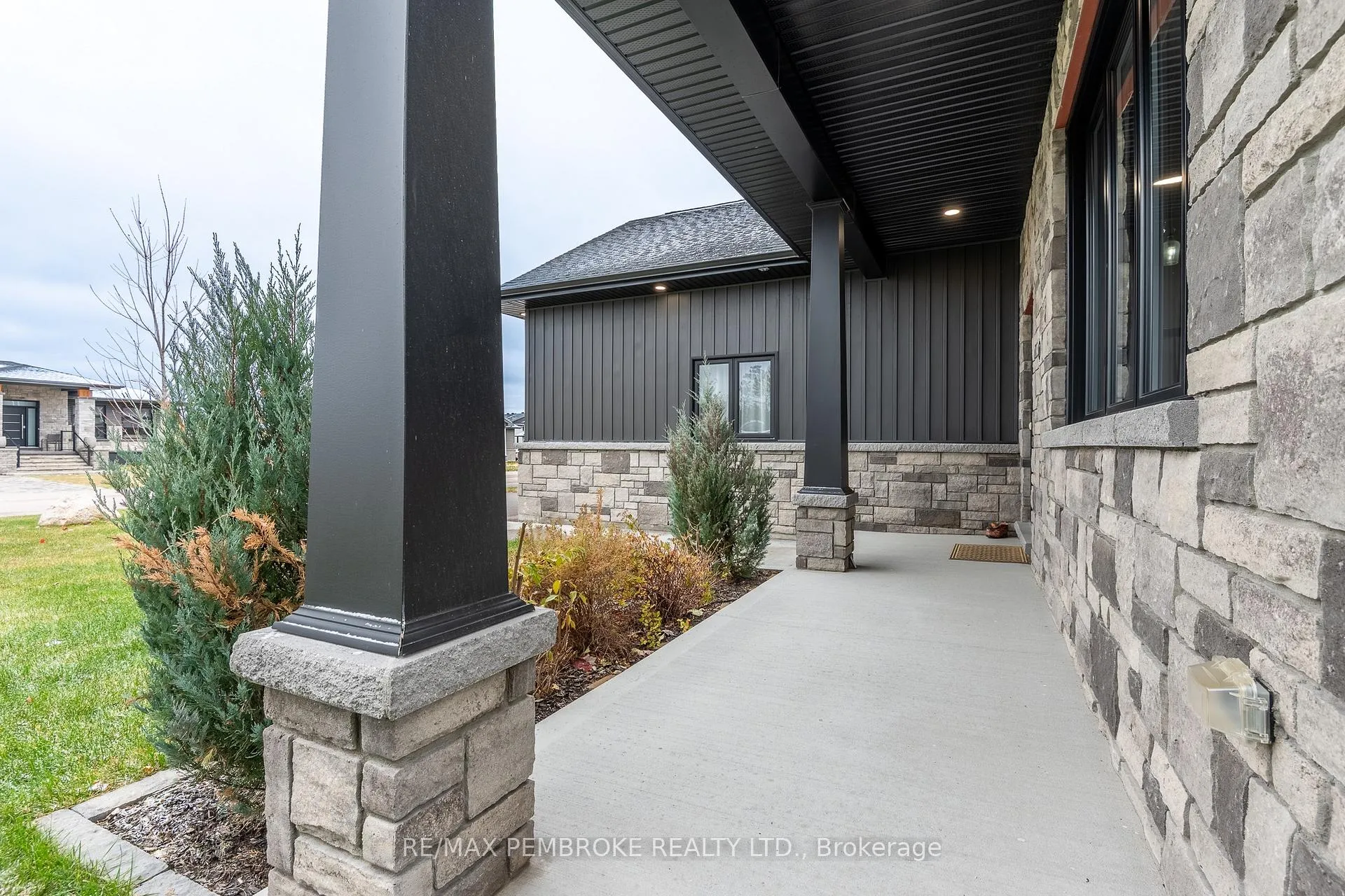 Photo 4 of 7 Drew Street, Petawawa — HOMEH