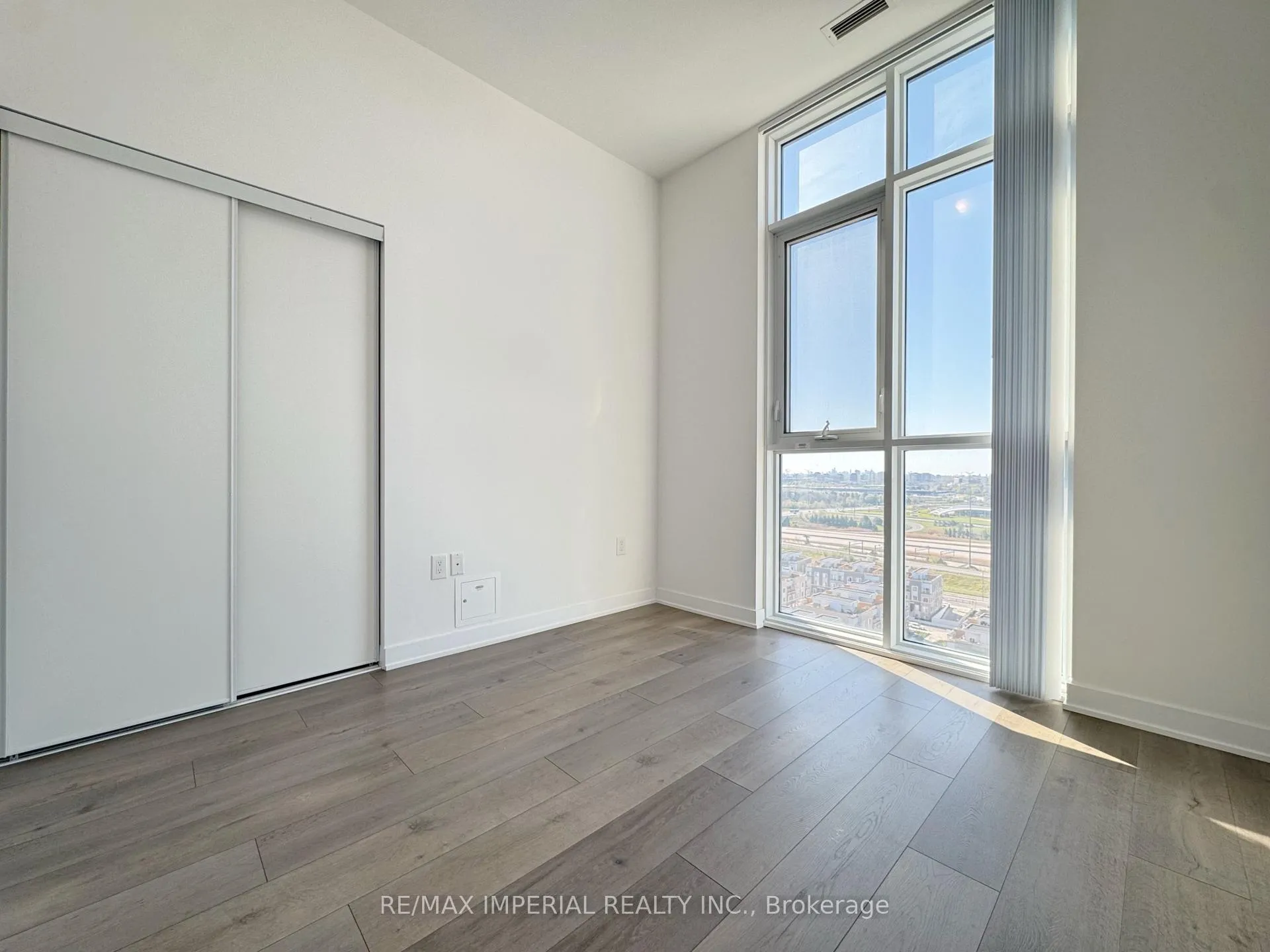 Photo 5 of Unit 1805, 10 Honeycrisp Crescent, Vaughan, Concord — HOMEH