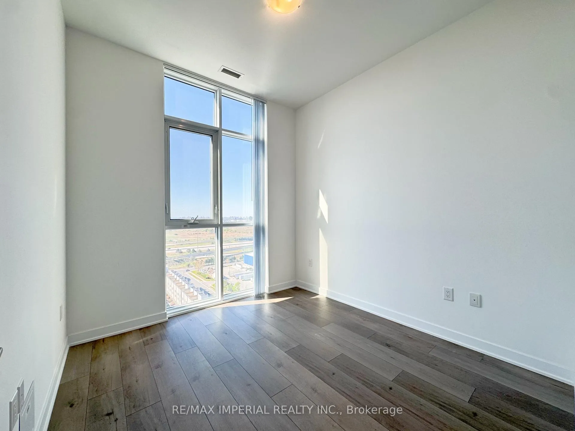 Photo 6 of Unit 1805, 10 Honeycrisp Crescent, Vaughan, Concord — HOMEH