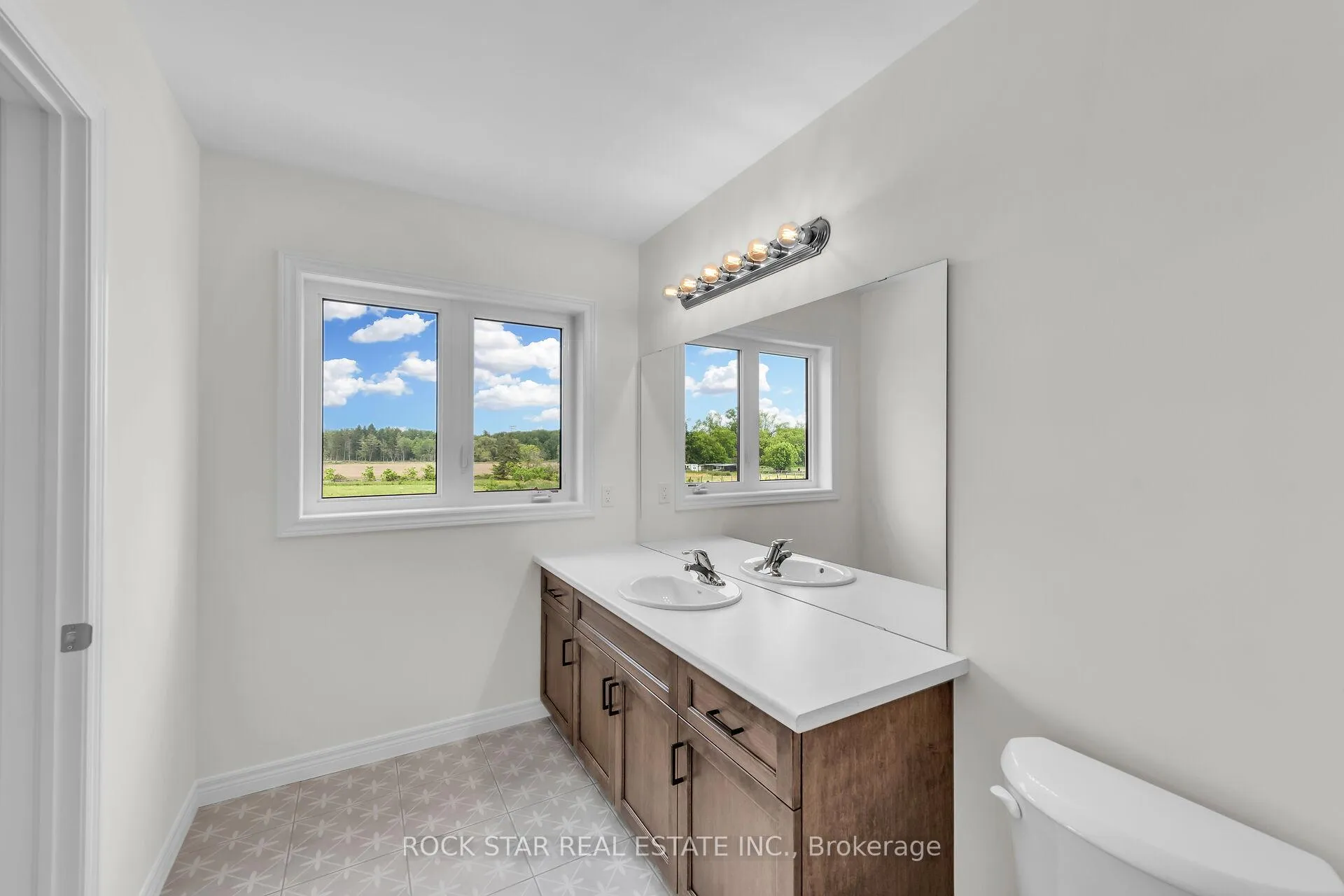 Photo 30 of 63 Lloyd Davies Way, Hamilton, Binbrook — HOMEH