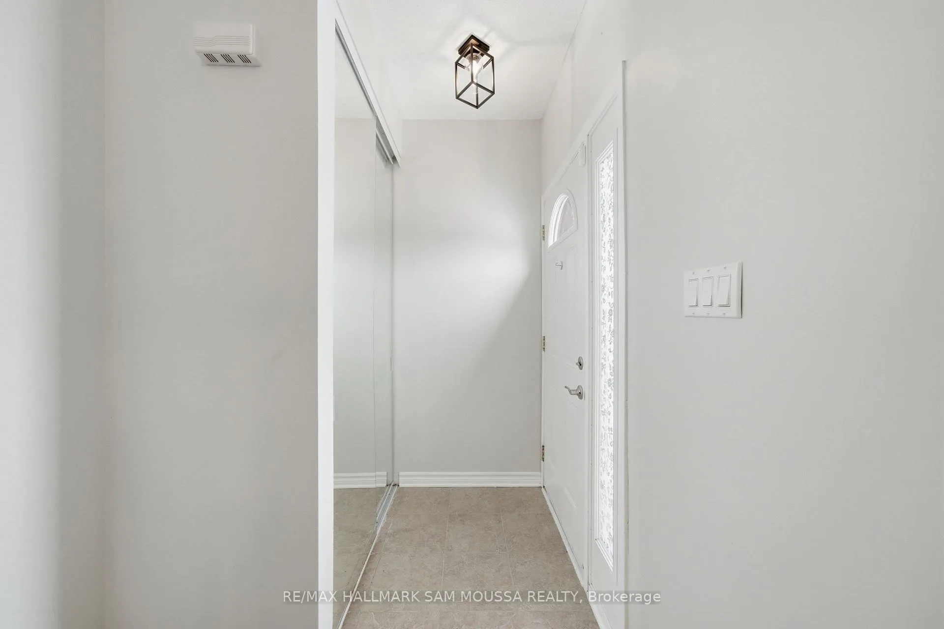 Photo 5 of Unit B, 25 Woodvale Green, Ottawa, Craig Henry/Woodvale — HOMEH