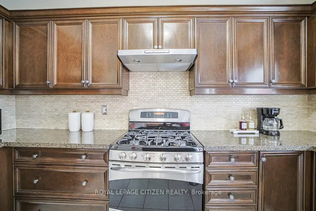 Photo 17 of 31 Burnhaven Avenue, Vaughan, Maple — HOMEH