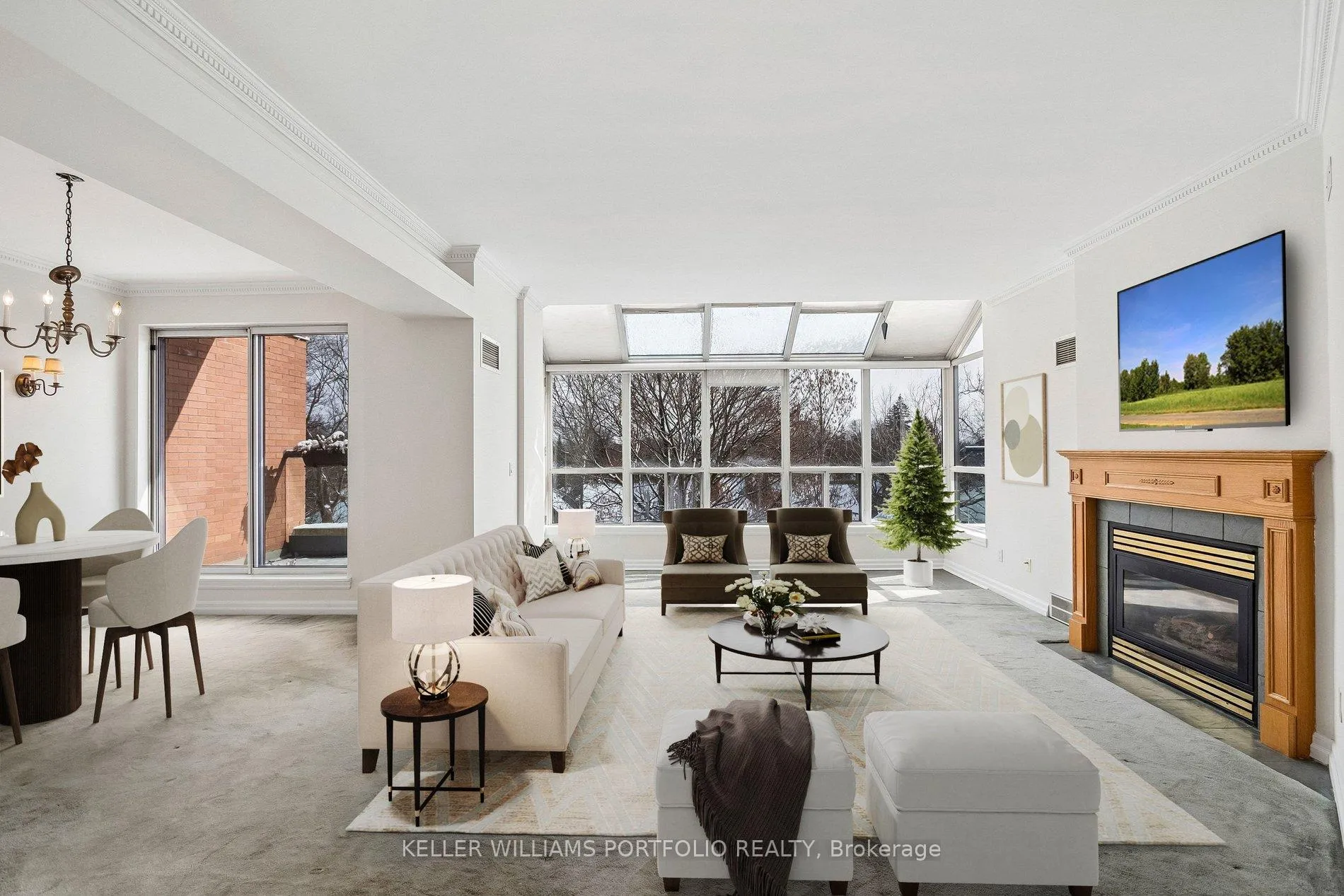 Front of Unit 702, 2727 Yonge Street