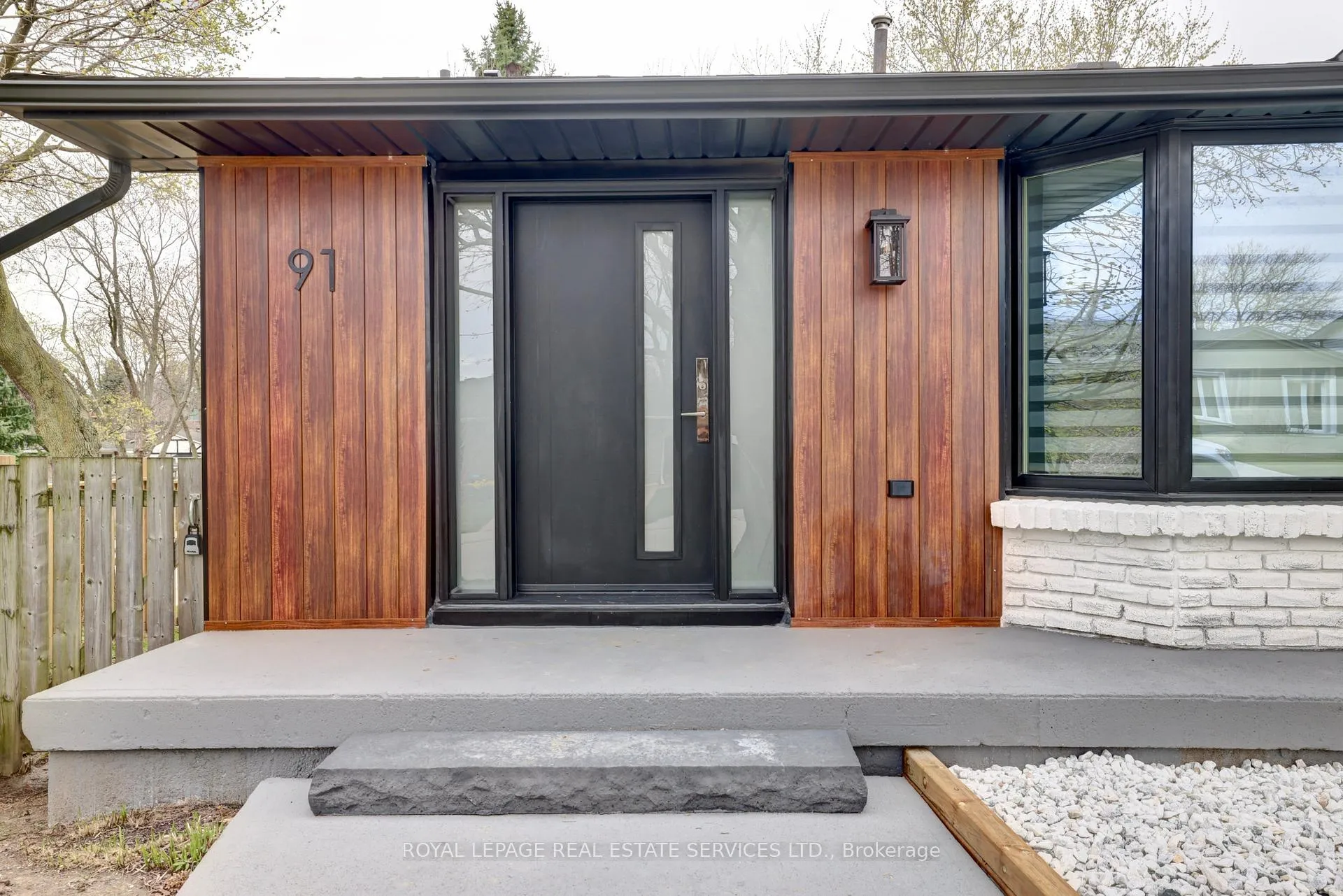Photo 2 of 91 Forestgate Drive, Hamilton, Fessenden — HOMEH