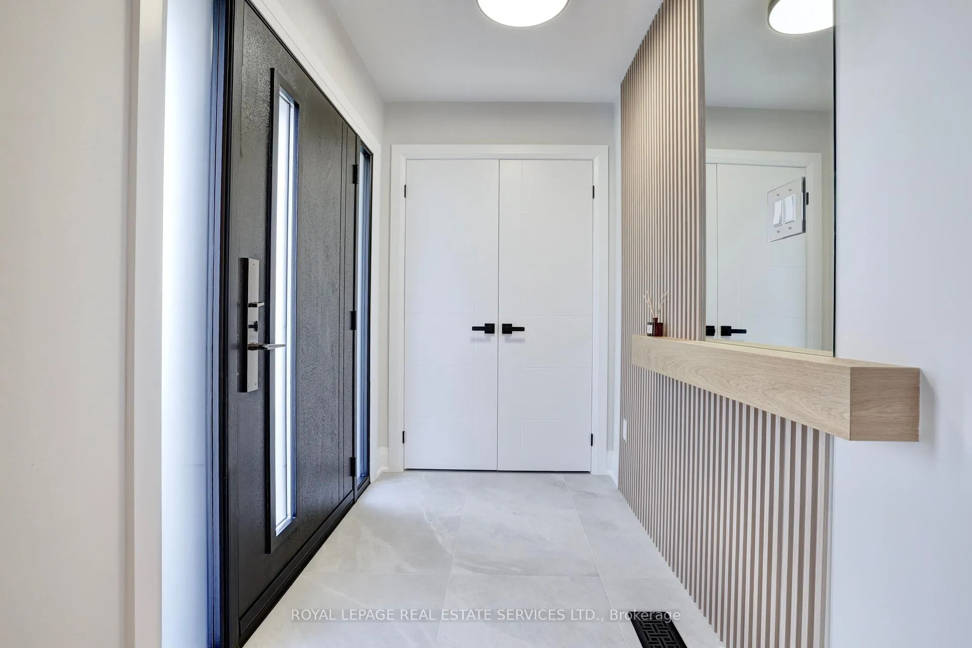 Photo 3 of 91 Forestgate Drive, Hamilton, Fessenden — HOMEH
