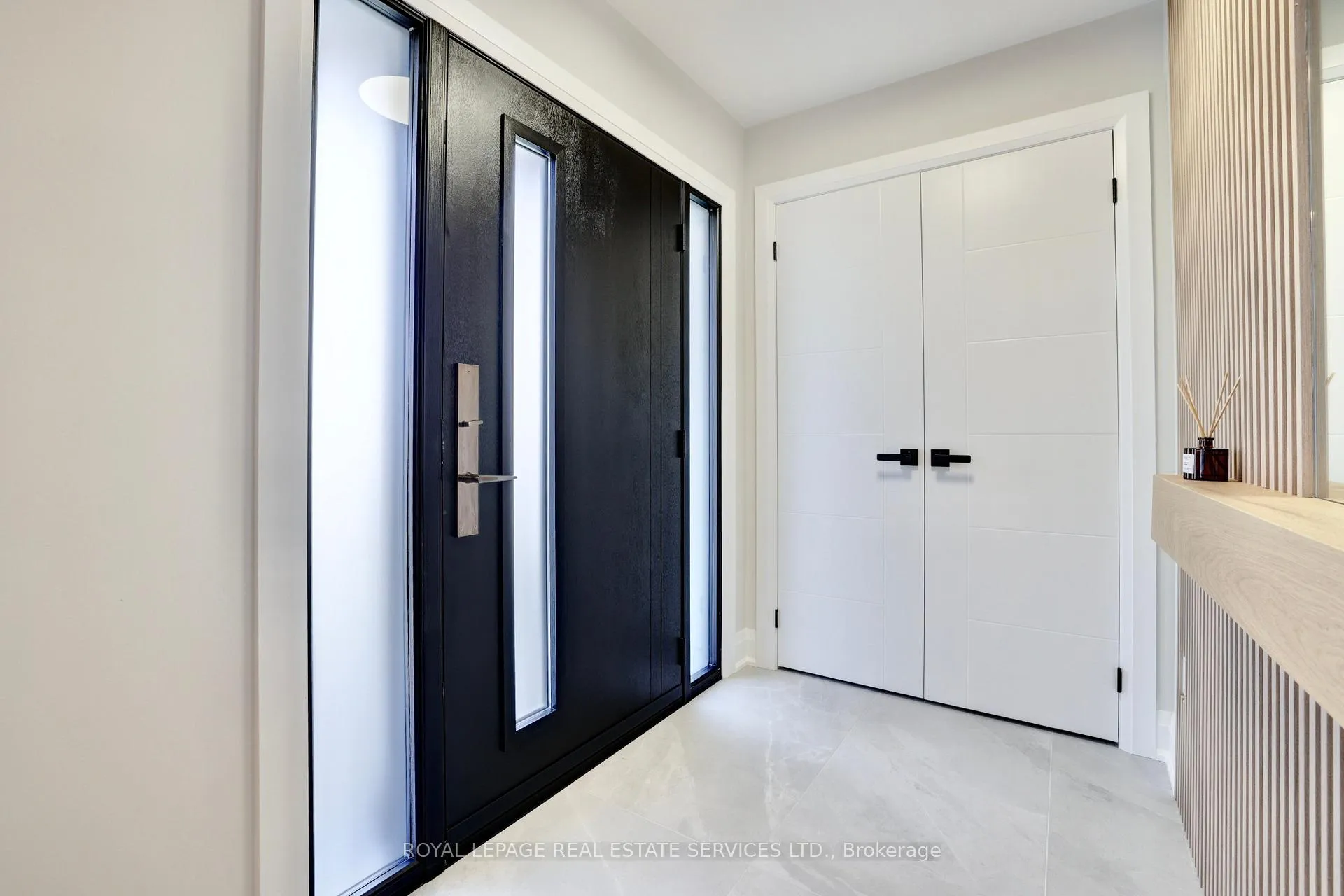 Photo 4 of 91 Forestgate Drive, Hamilton, Fessenden — HOMEH