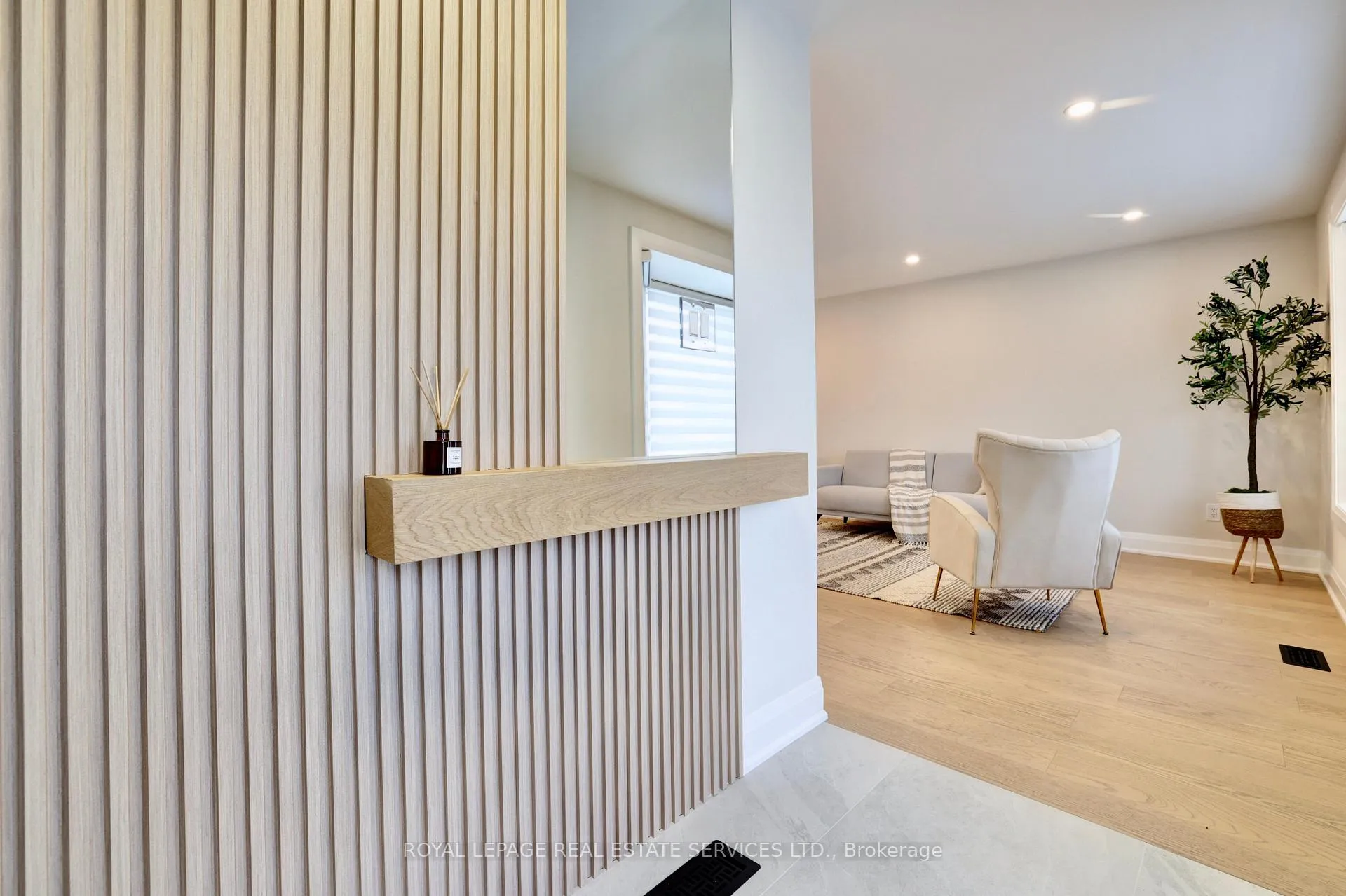 Photo 5 of 91 Forestgate Drive, Hamilton, Fessenden — HOMEH