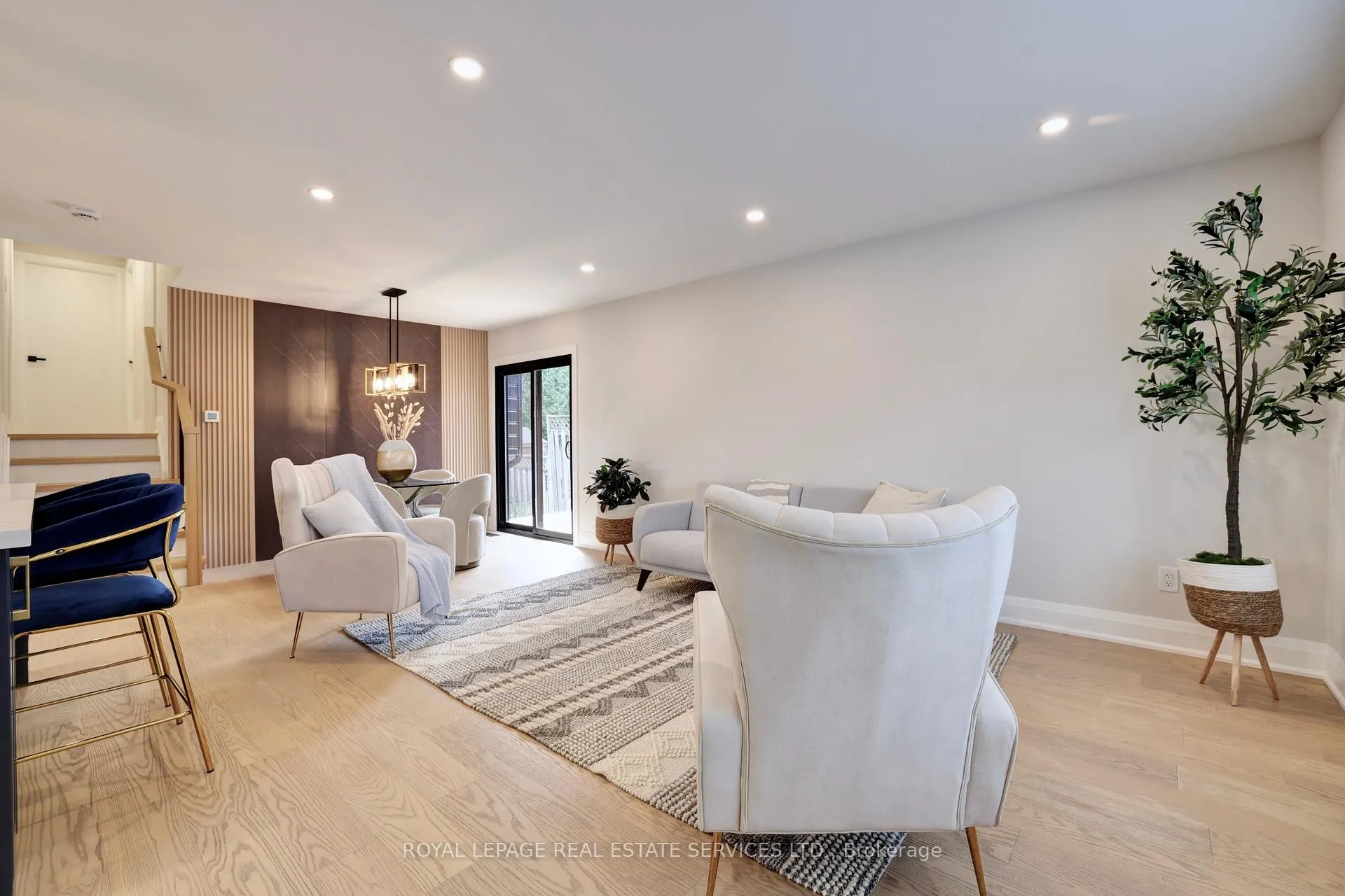 Photo 6 of 91 Forestgate Drive, Hamilton, Fessenden — HOMEH