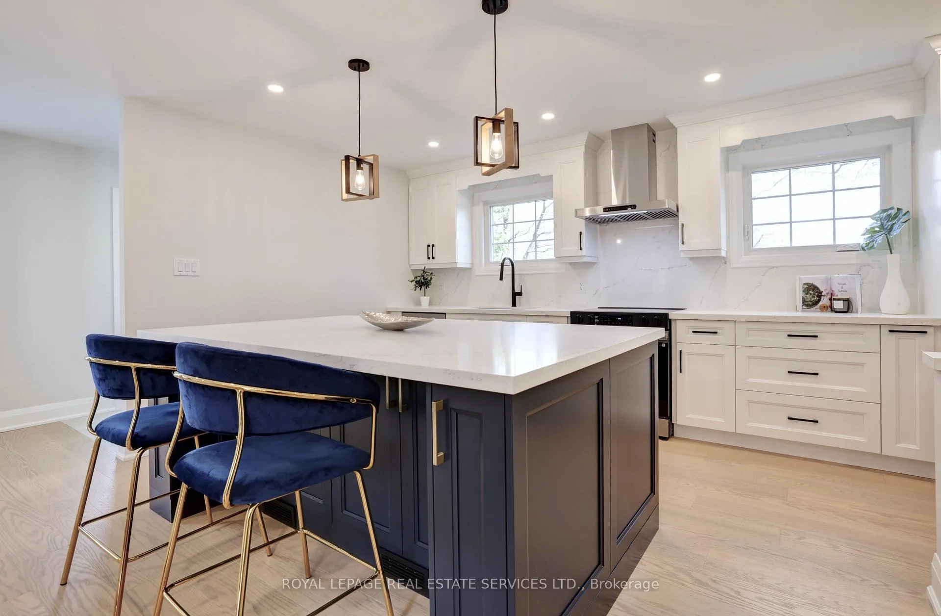 Photo 11 of 91 Forestgate Drive, Hamilton, Fessenden — HOMEH