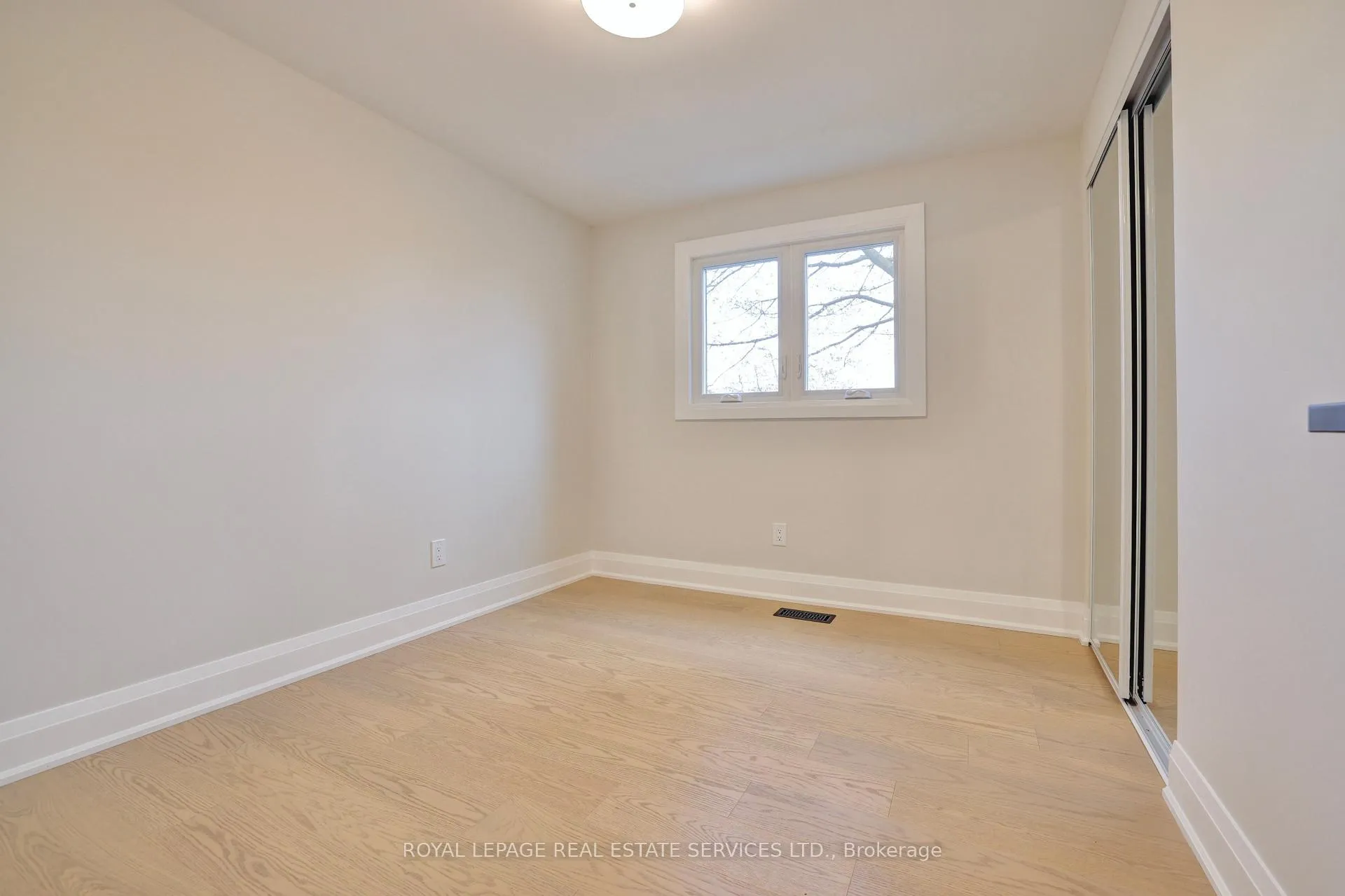 Photo 23 of 91 Forestgate Drive, Hamilton, Fessenden — HOMEH