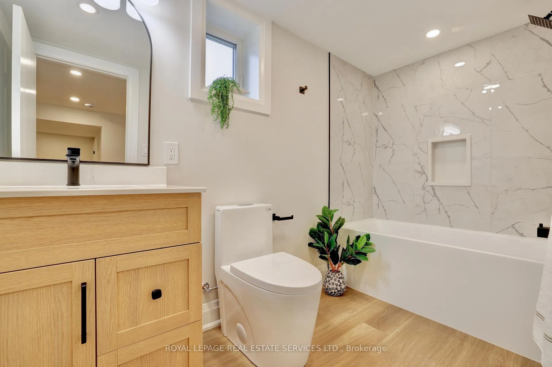 Photo 38 of 91 Forestgate Drive, Hamilton, Fessenden — HOMEH