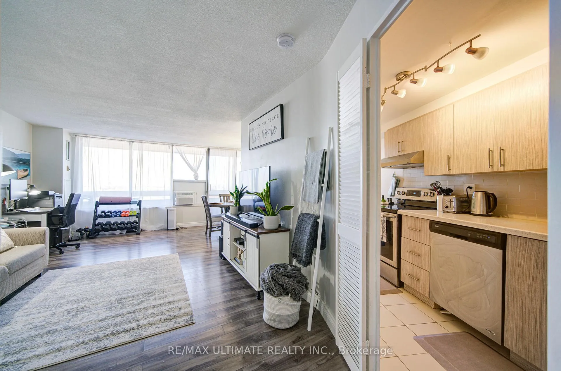 Photo 5 of Unit Ph#11, 11 Wincott Drive, Etobicoke, Kingsview Village-The Westway — HOMEH