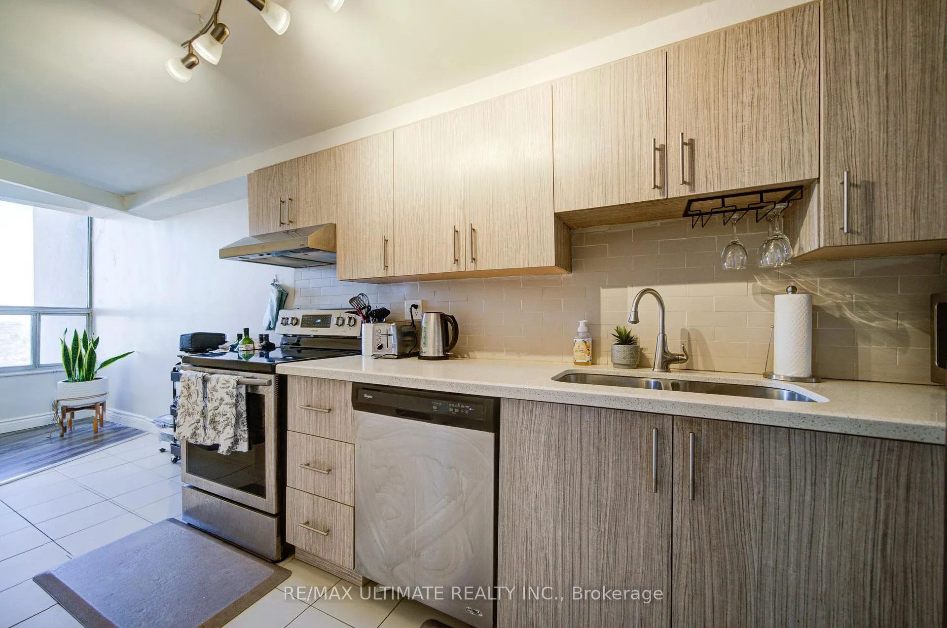 Photo 18 of Unit Ph#11, 11 Wincott Drive, Etobicoke, Kingsview Village-The Westway — HOMEH