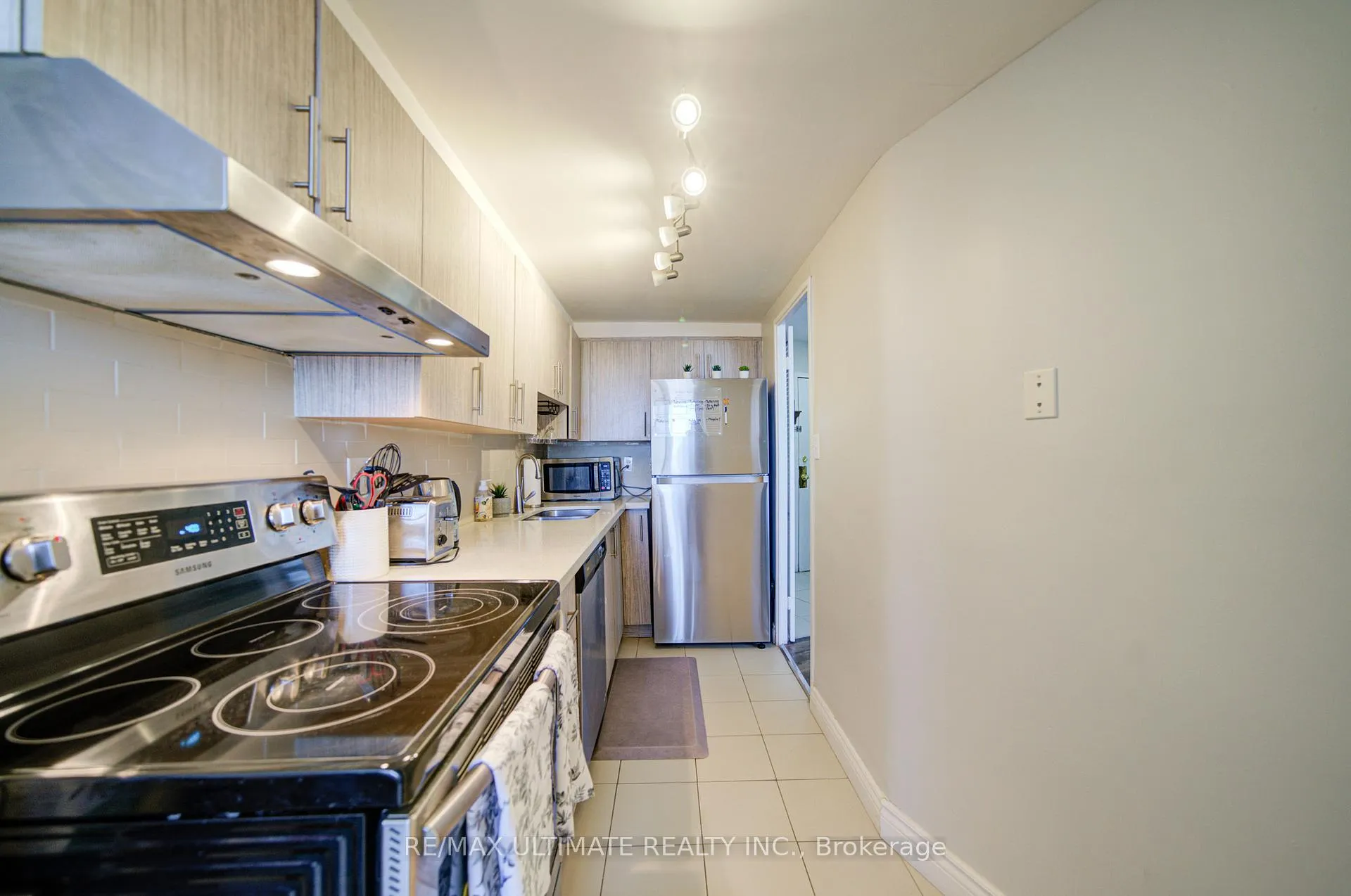 Photo 19 of Unit Ph#11, 11 Wincott Drive, Etobicoke, Kingsview Village-The Westway — HOMEH