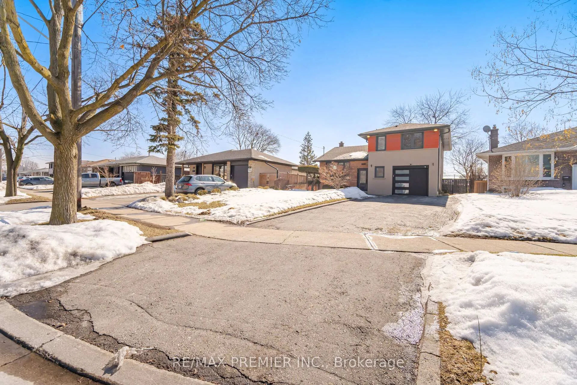 Photo 4 of 267 Jeffcoat Drive, Etobicoke, West Humber-Clairville — HOMEH